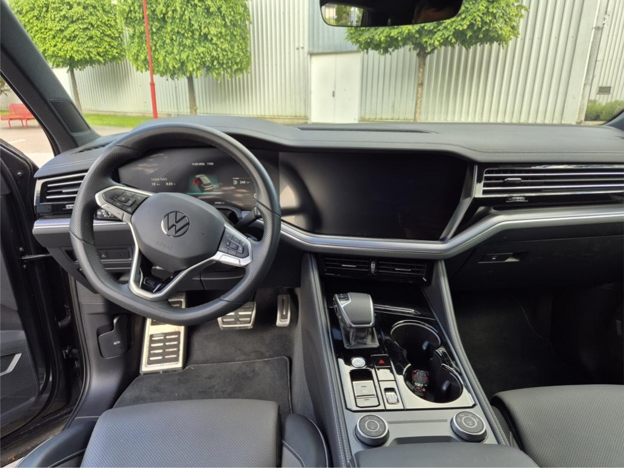 VW Touareg R-Line (2025) - Photo 15