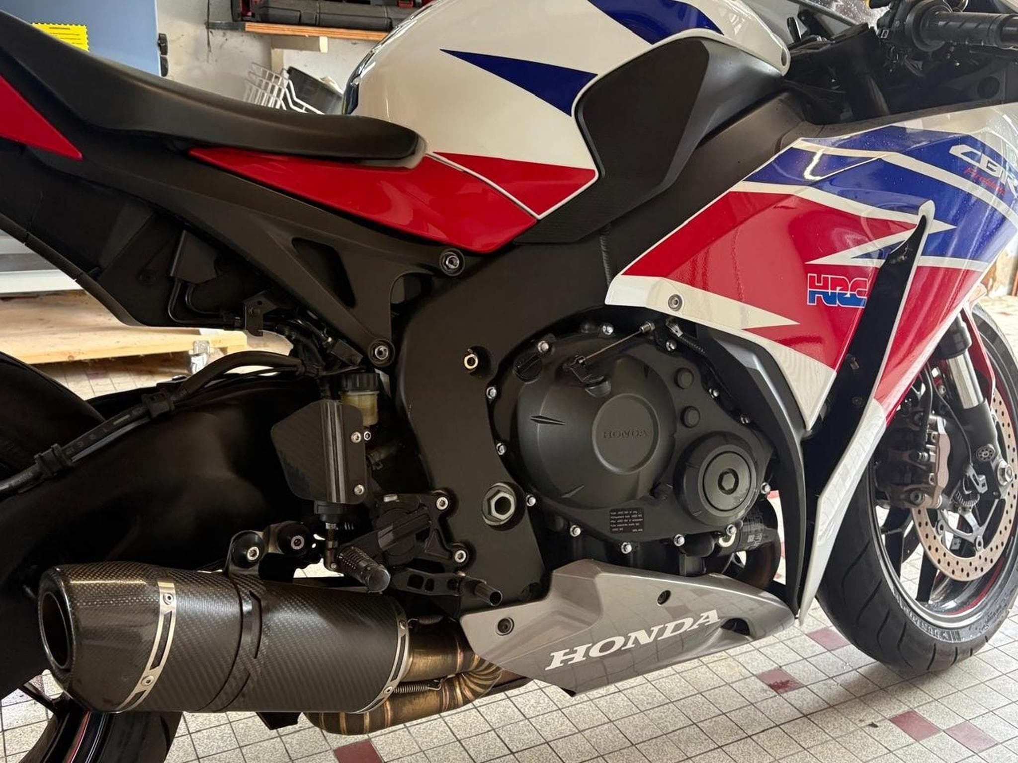 Honda CBR 1000RA Tiefergelegt viel Zubehör (2015) - Photo 2