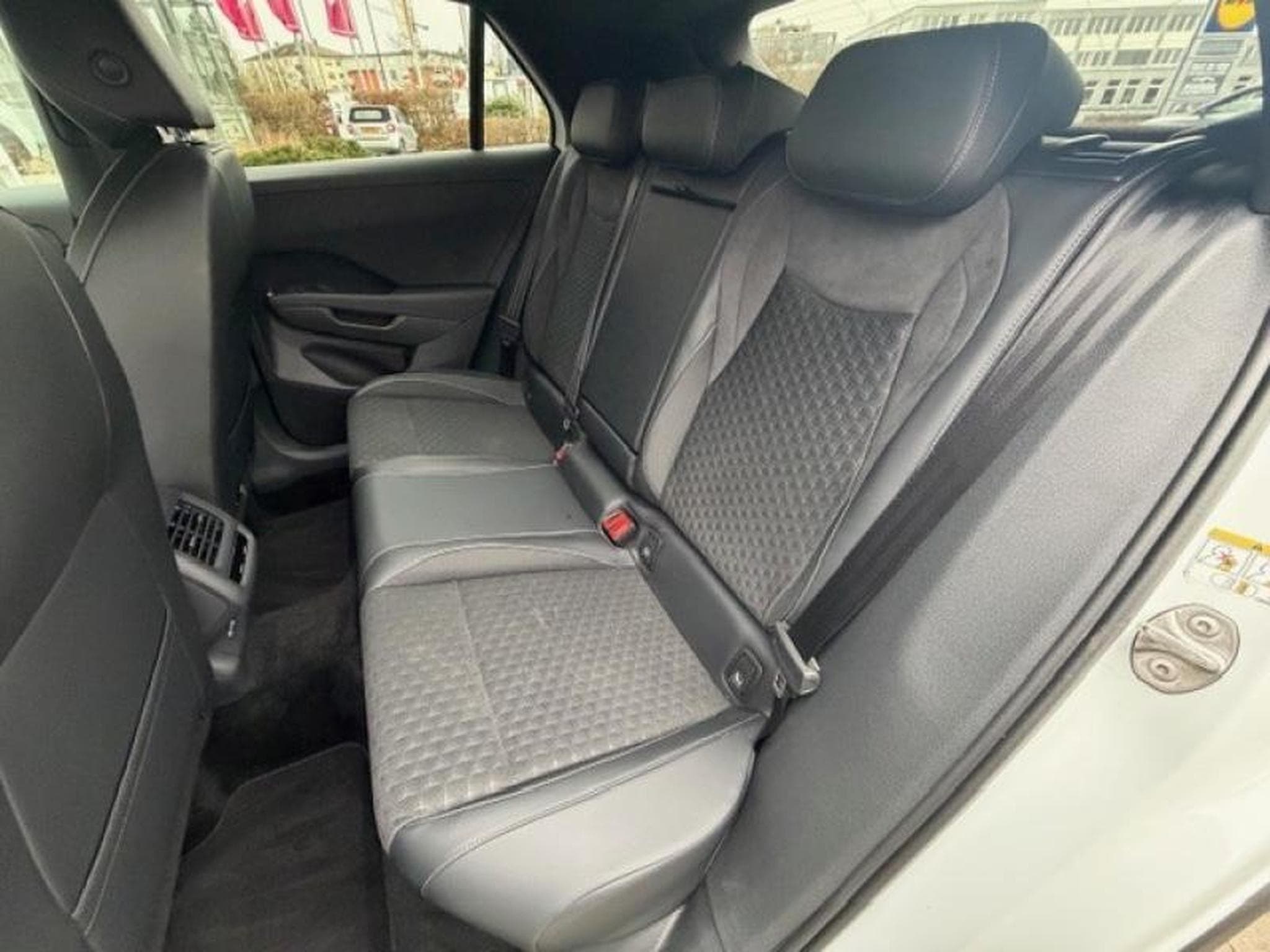 VW T-Roc R-LINE (2025) - Photo 13