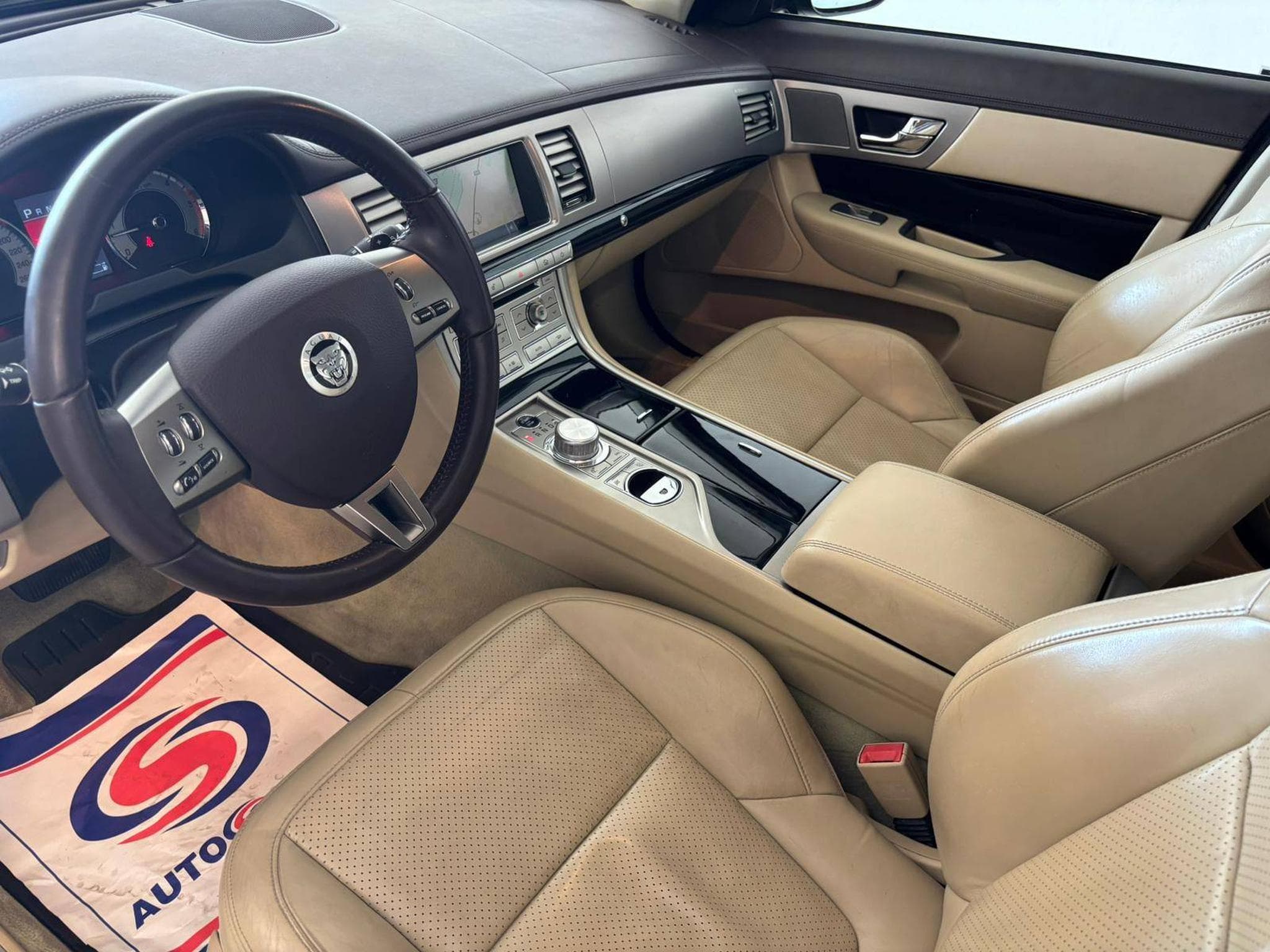 Jaguar XF 3.0 V6 Diesel Premium Luxury (2011) - Foto 8