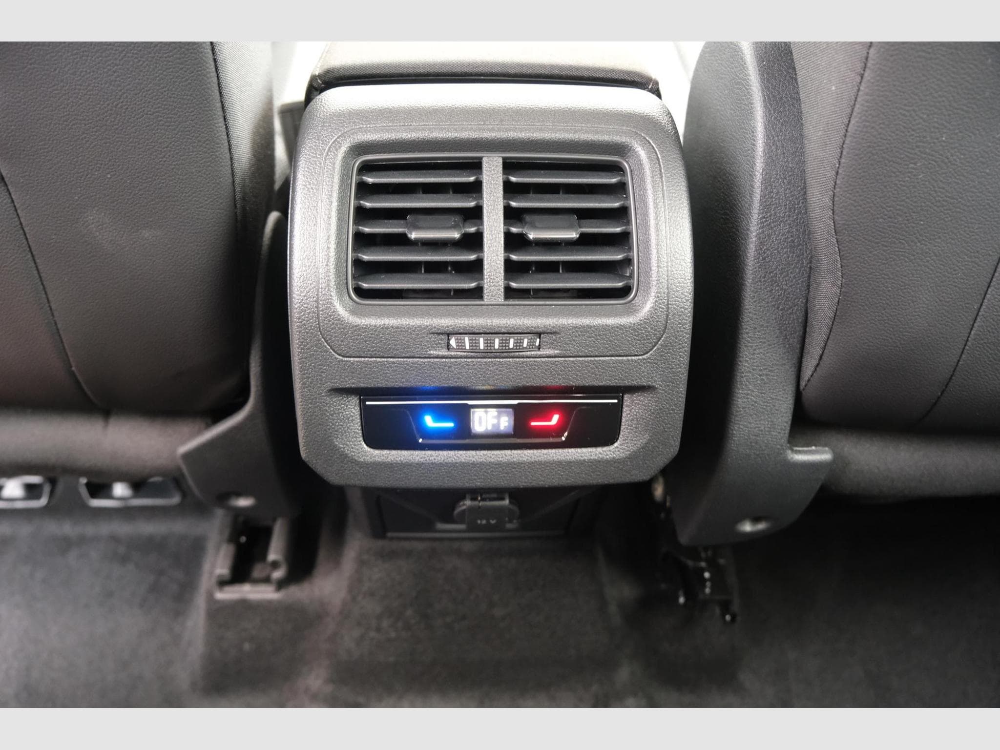 VW Touran 1.5 TSI DSG (2026) - Photo 25