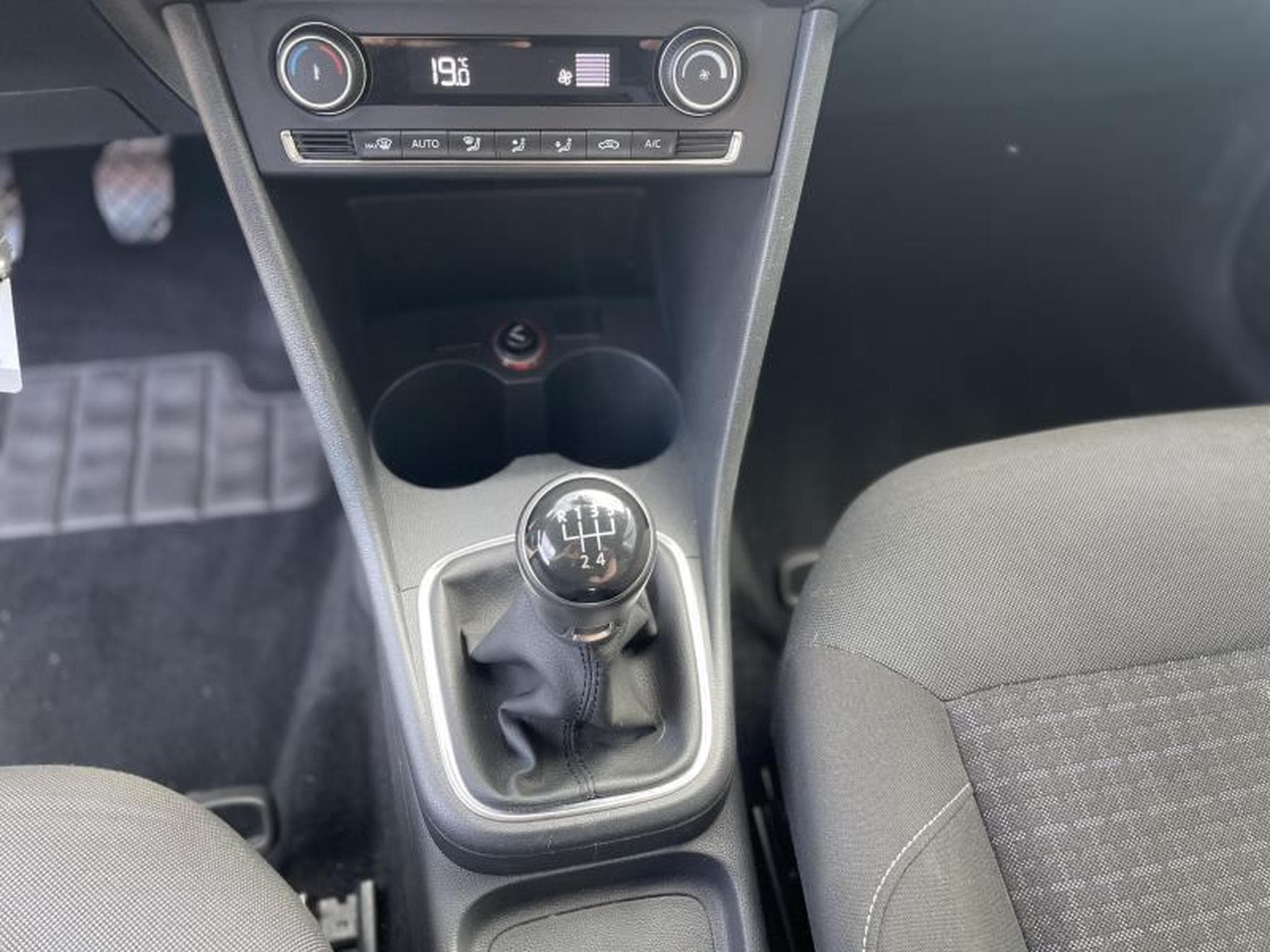 VW Polo 1.4 Tdi 90 Comfortline (2015) - Foto 9