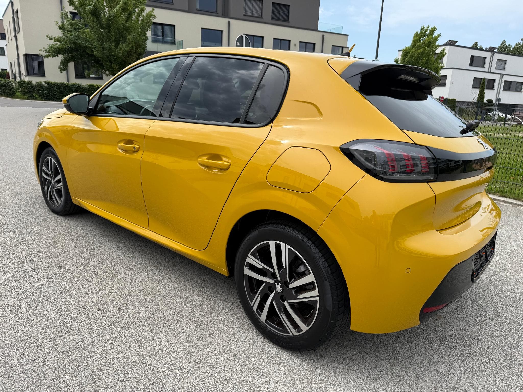 Peugeot 208 1.2 ALLURE 101 PS (2020) - Photo 3