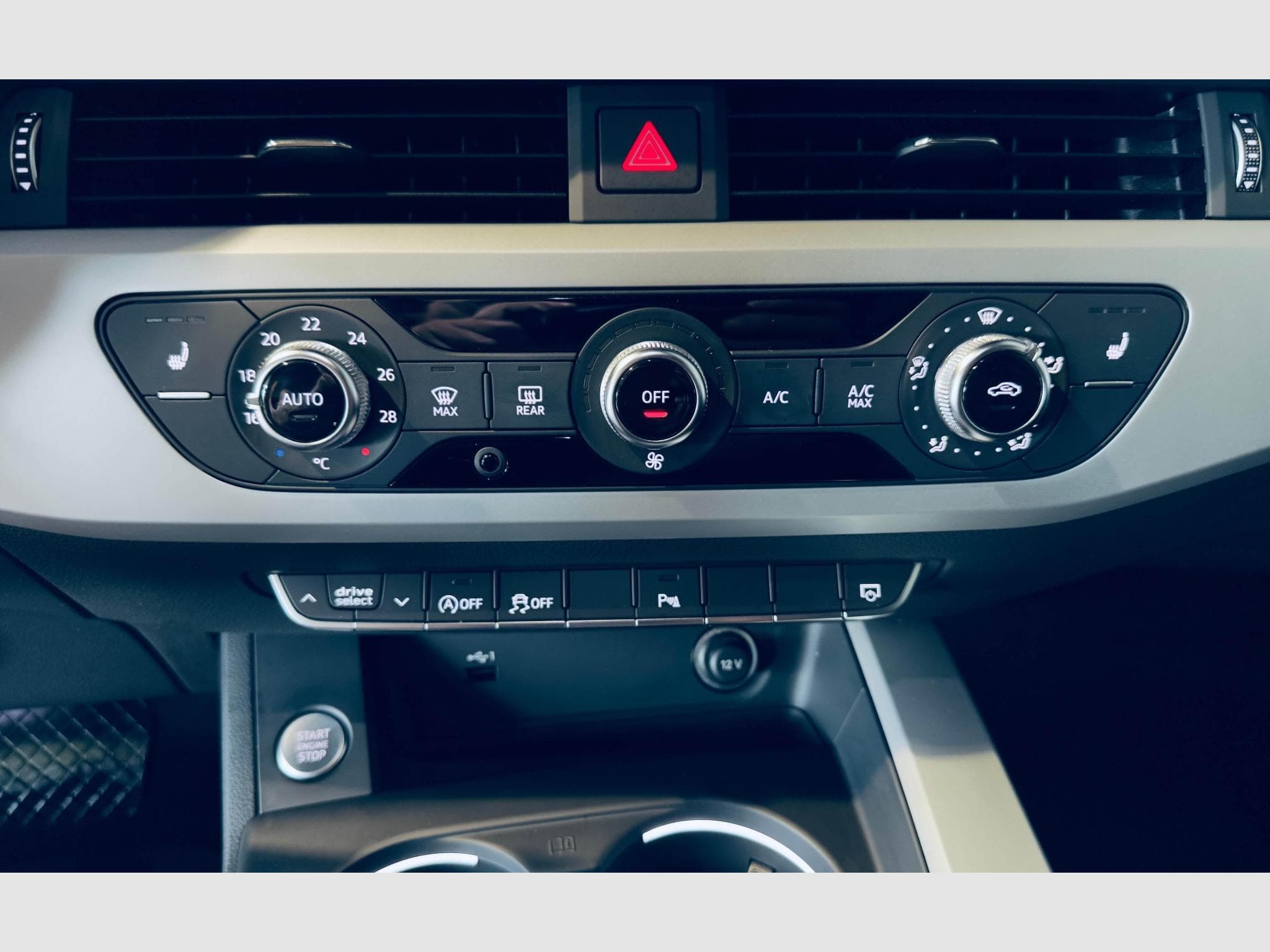 Audi A4 A4 AVANT S-LINE 35 TFSI S-TRONIC (2023) - Photo 11