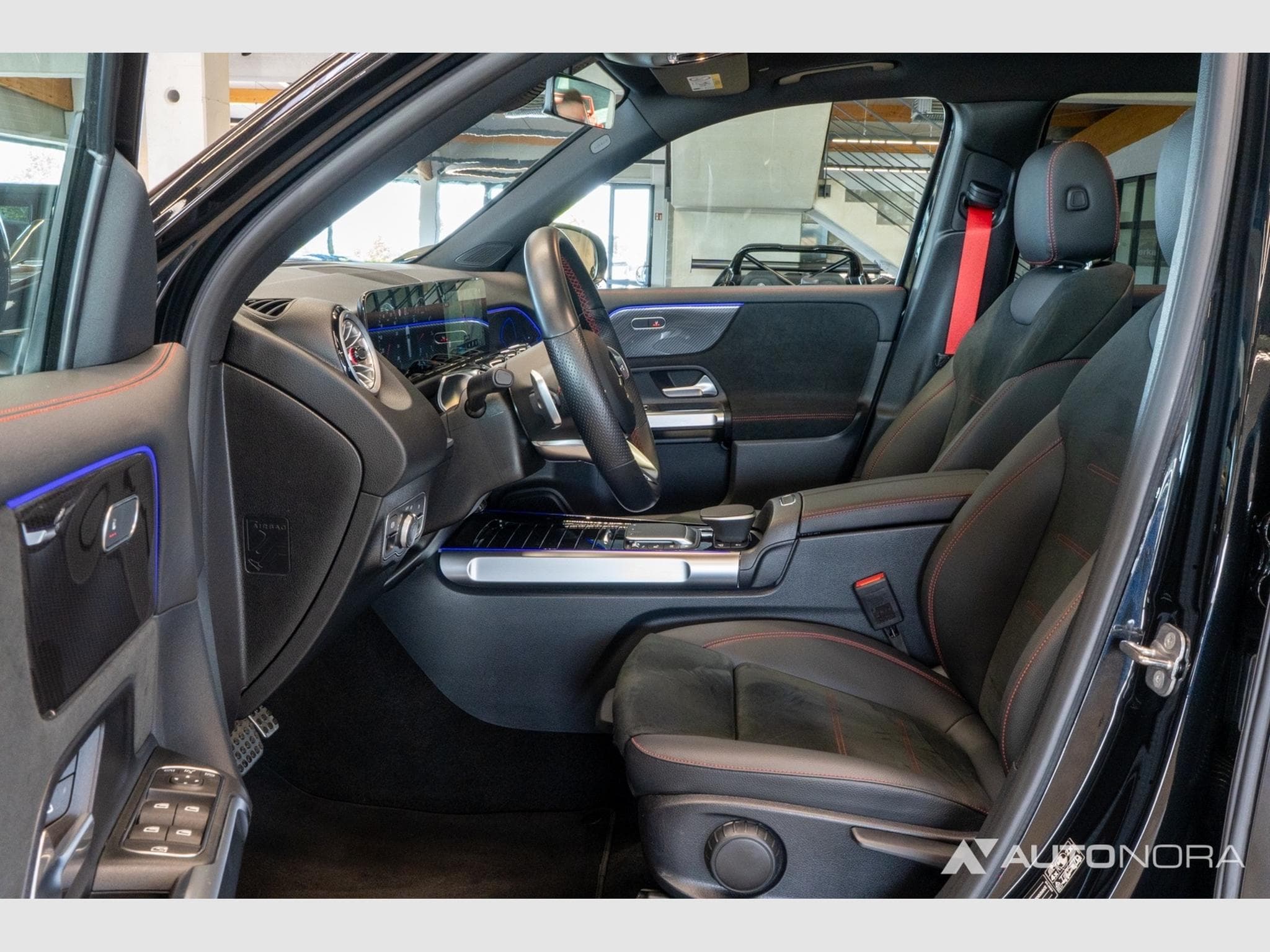 Mercedes GLB 35 AMG (2023) - Photo 11