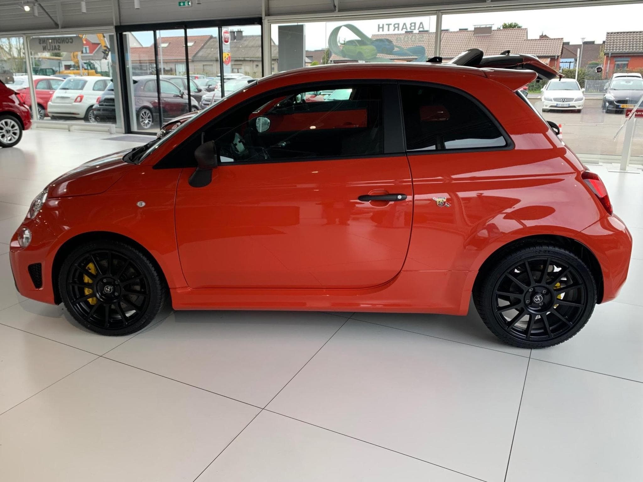 Abarth 695 695 Competizione (2024) - Photo 2