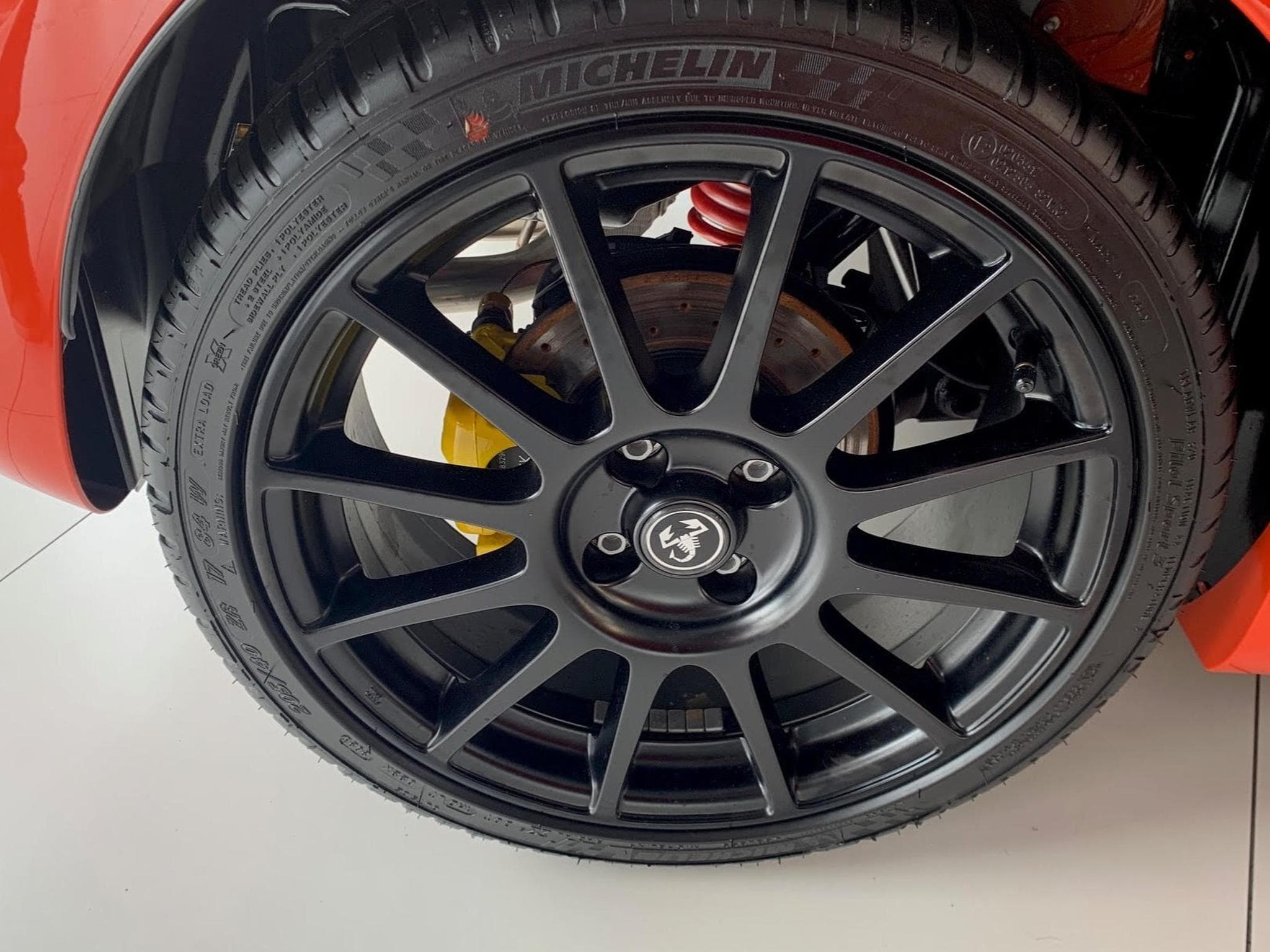 Abarth 695 695 Competizione (2024) - Photo 3