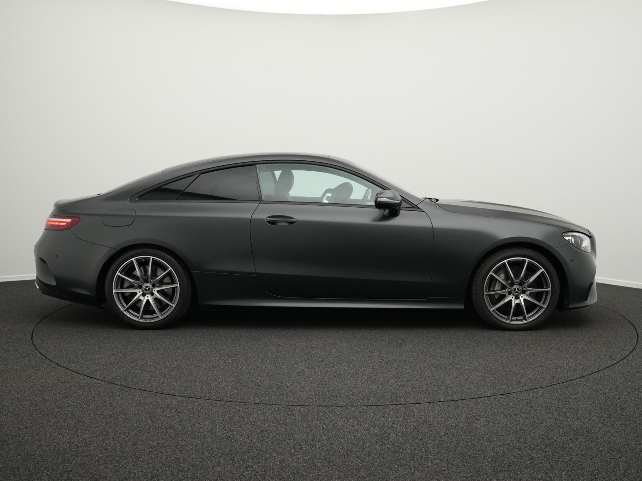 Mercedes E 450 4MATIC AMG-Line Cpe Pano+360°+Memo+Burm (2023) - Photo 5