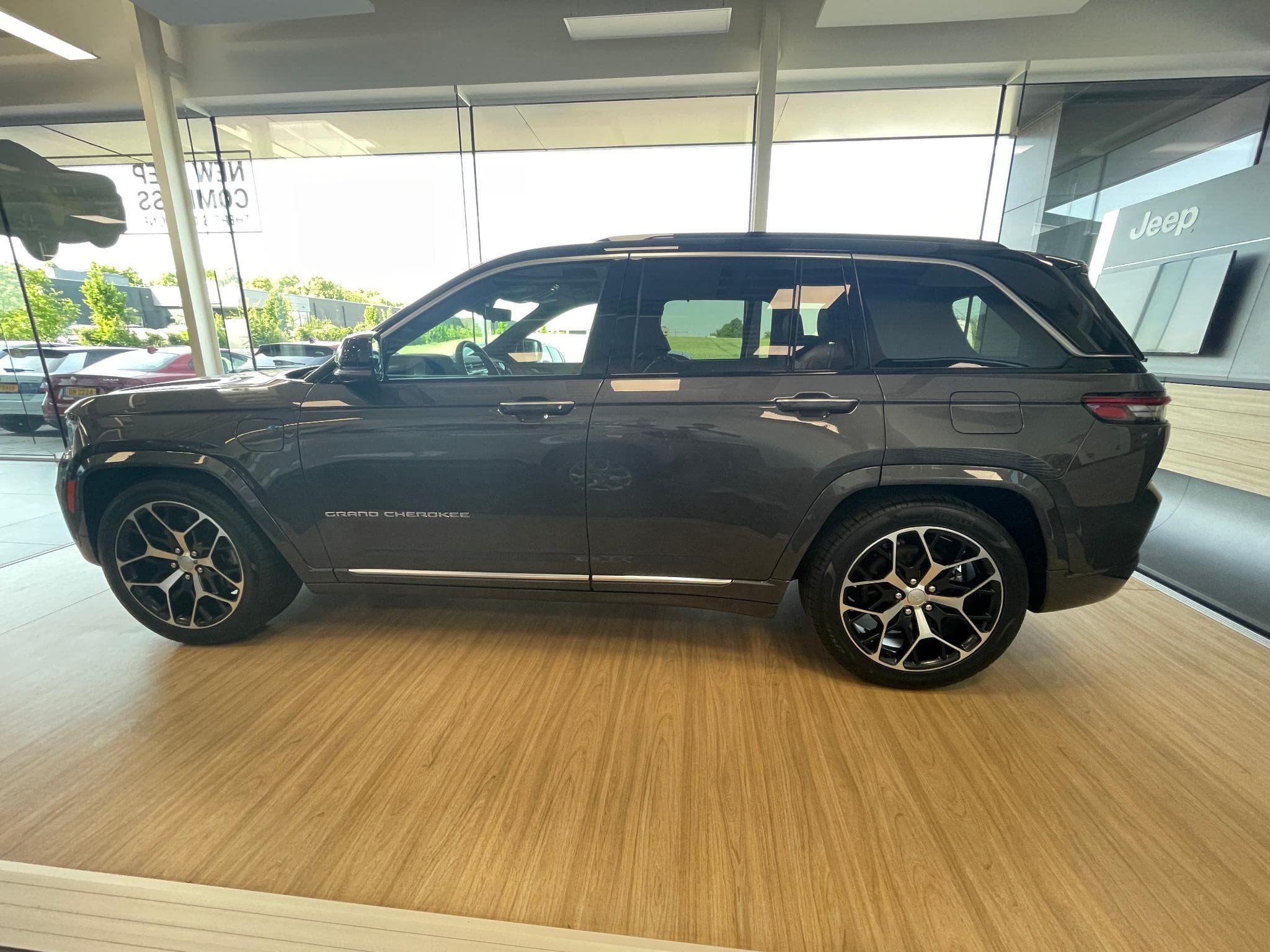 Jeep Grand Cherokee Summit (2025) - Photo 2