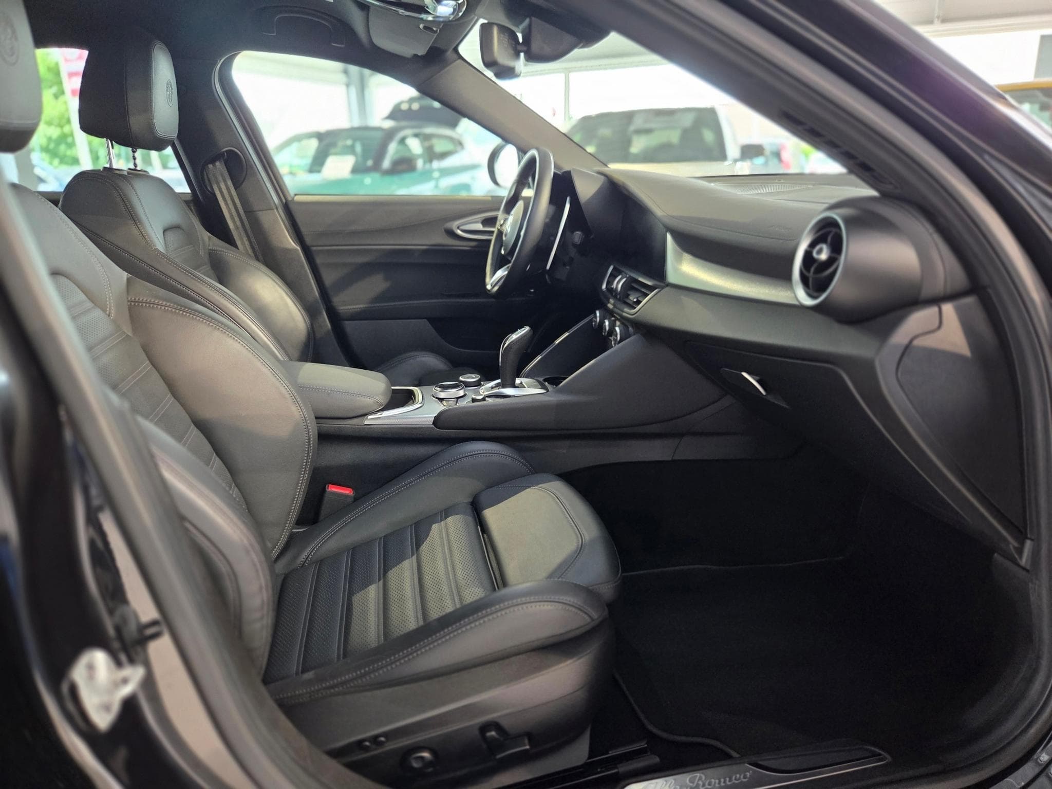 Alfa-Romeo Giulia VELOCE 2.0 TURBO 16 V  280 CV Q4 (2024) - Photo 11