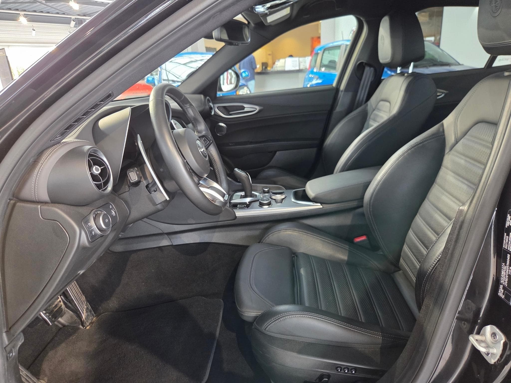 Alfa-Romeo Giulia VELOCE 2.0 TURBO 16 V  280 CV Q4 (2024) - Photo 6