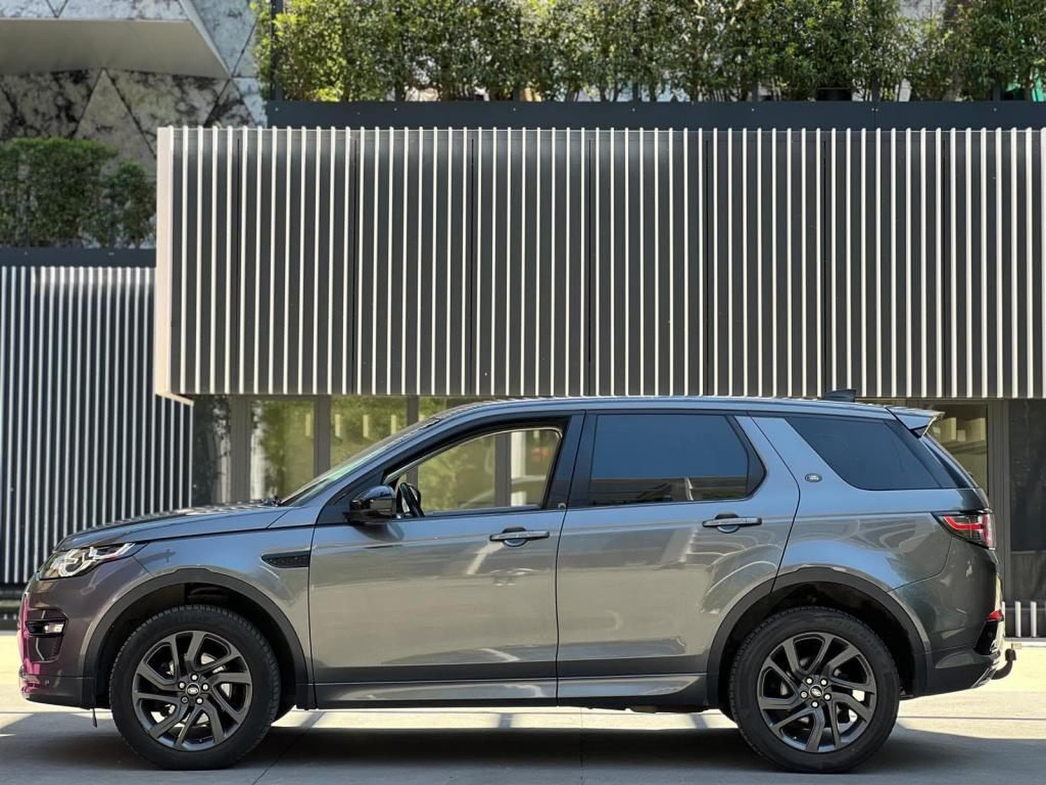 Land-Rover Discovery Sport 4X4 / 7 PLACES / AUTOMATIQUE / DIESEL / ATTACHE REMORQUE / (2017) - Photo 8