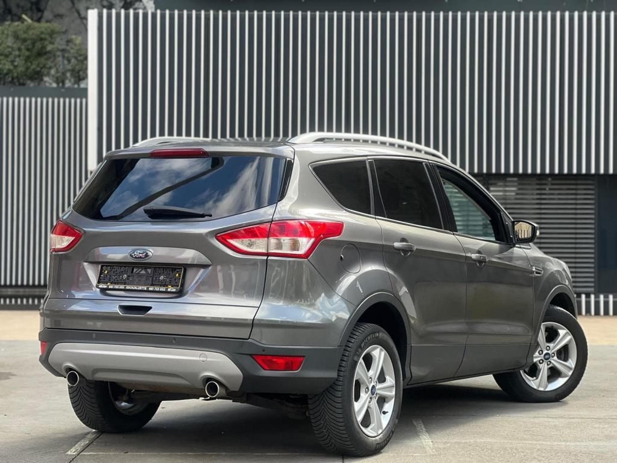 Ford Kuga 4X4 / AUTOMATIQUE / DIESEL (2014) - Photo 4