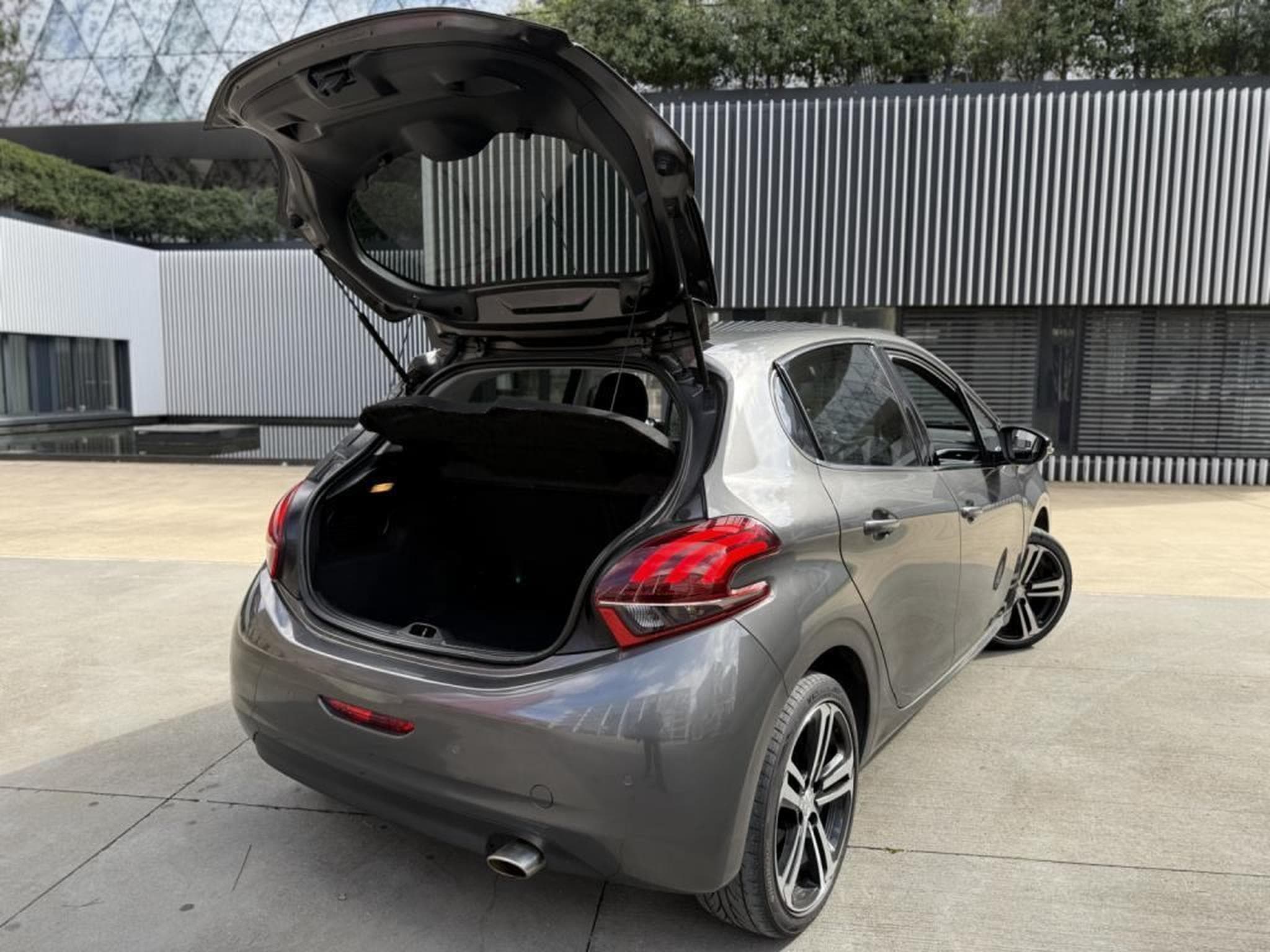 Peugeot 208 GT LINE / LED / CAMERA / NAVI / (2018) - Photo 11