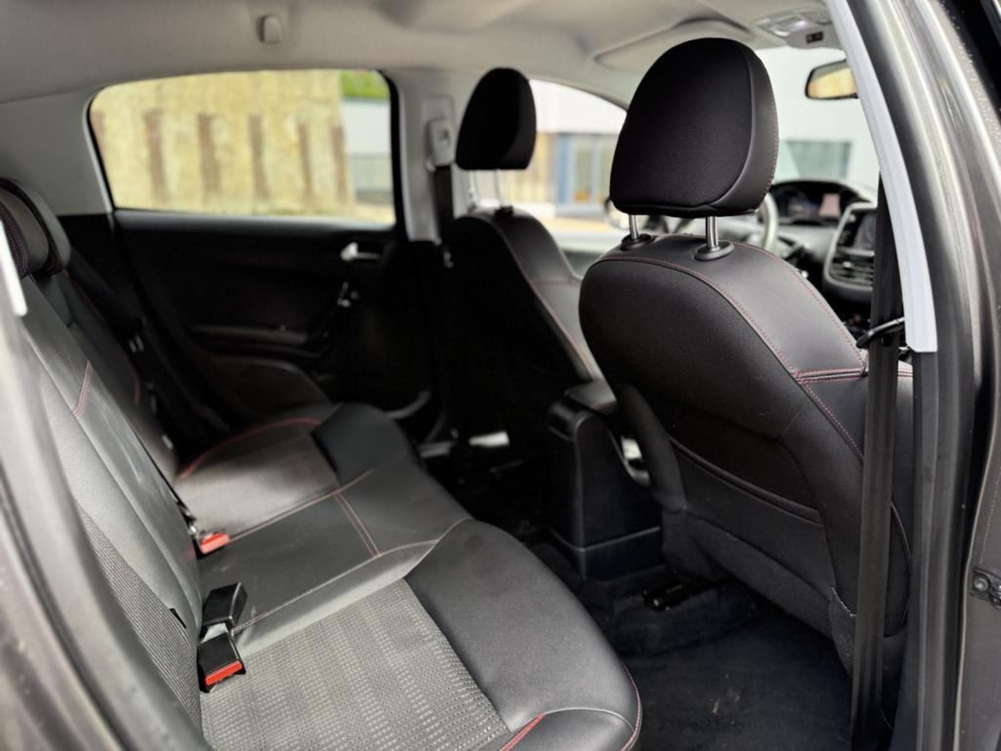Peugeot 208 GT LINE / LED / CAMERA / NAVI / (2018) - Photo 18