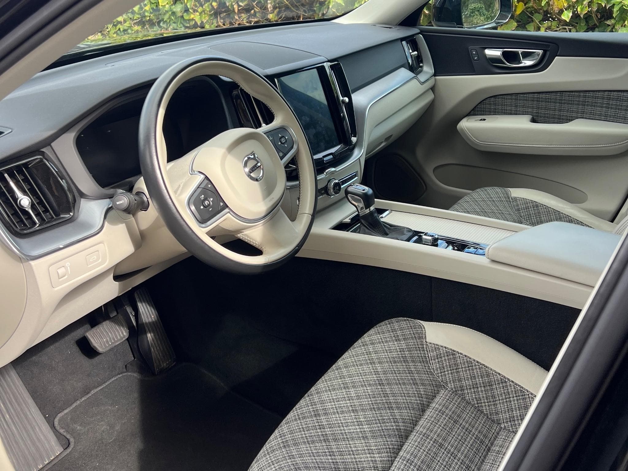 Volvo XC60 Momentom AWD (2019) - Photo 3