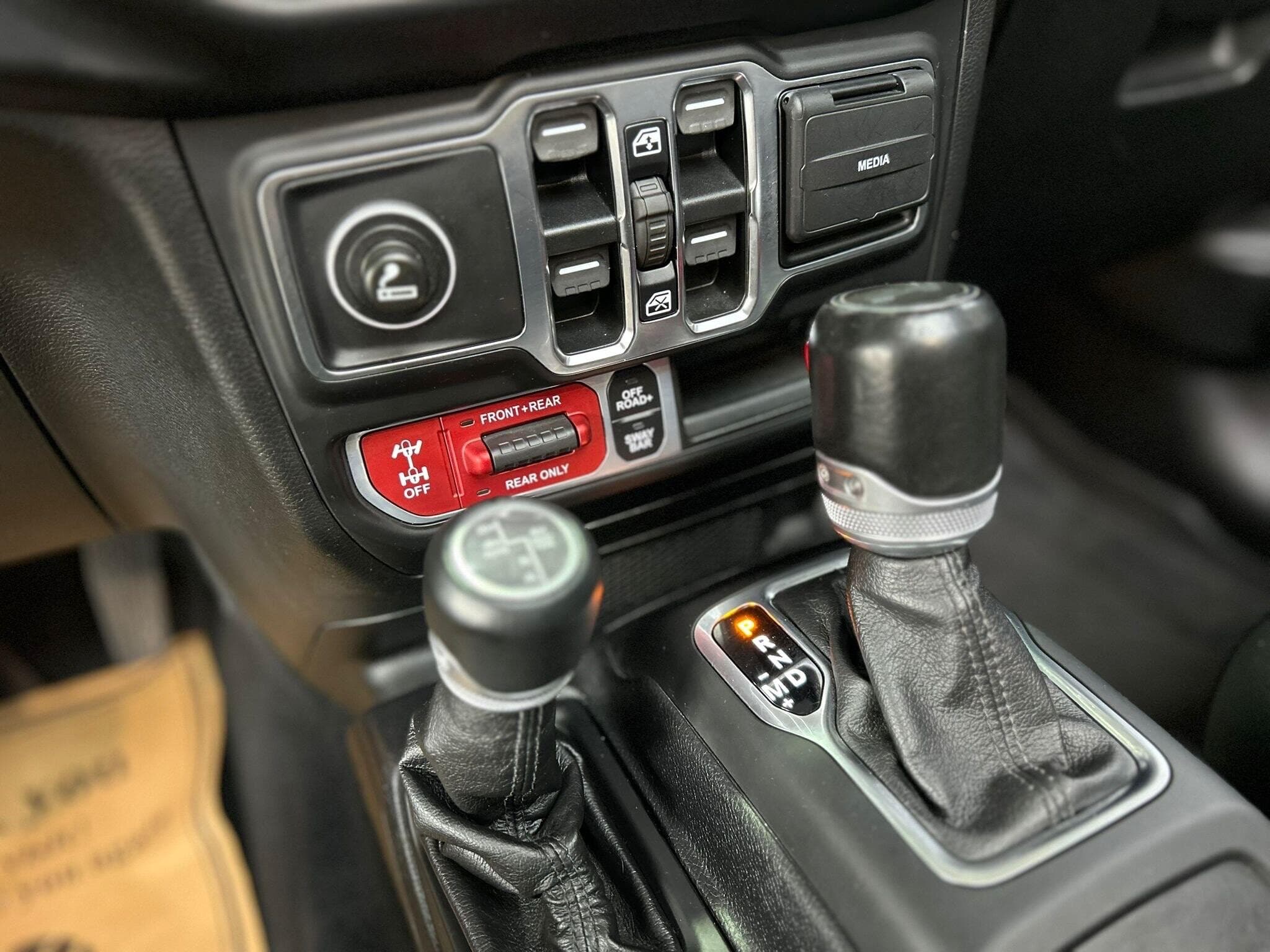Jeep Wrangler 2 L TURBO RUBICON 270 Ps (2021) - Foto 15