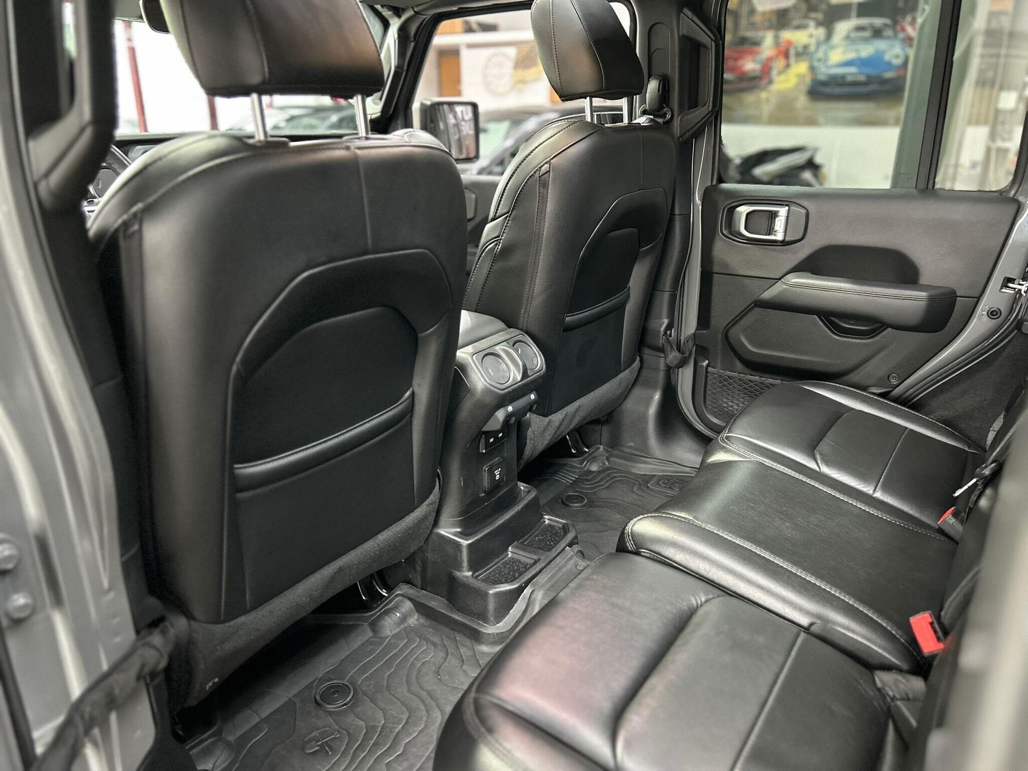 Jeep Wrangler 2 L TURBO RUBICON 270 Ps (2021) - Foto 18