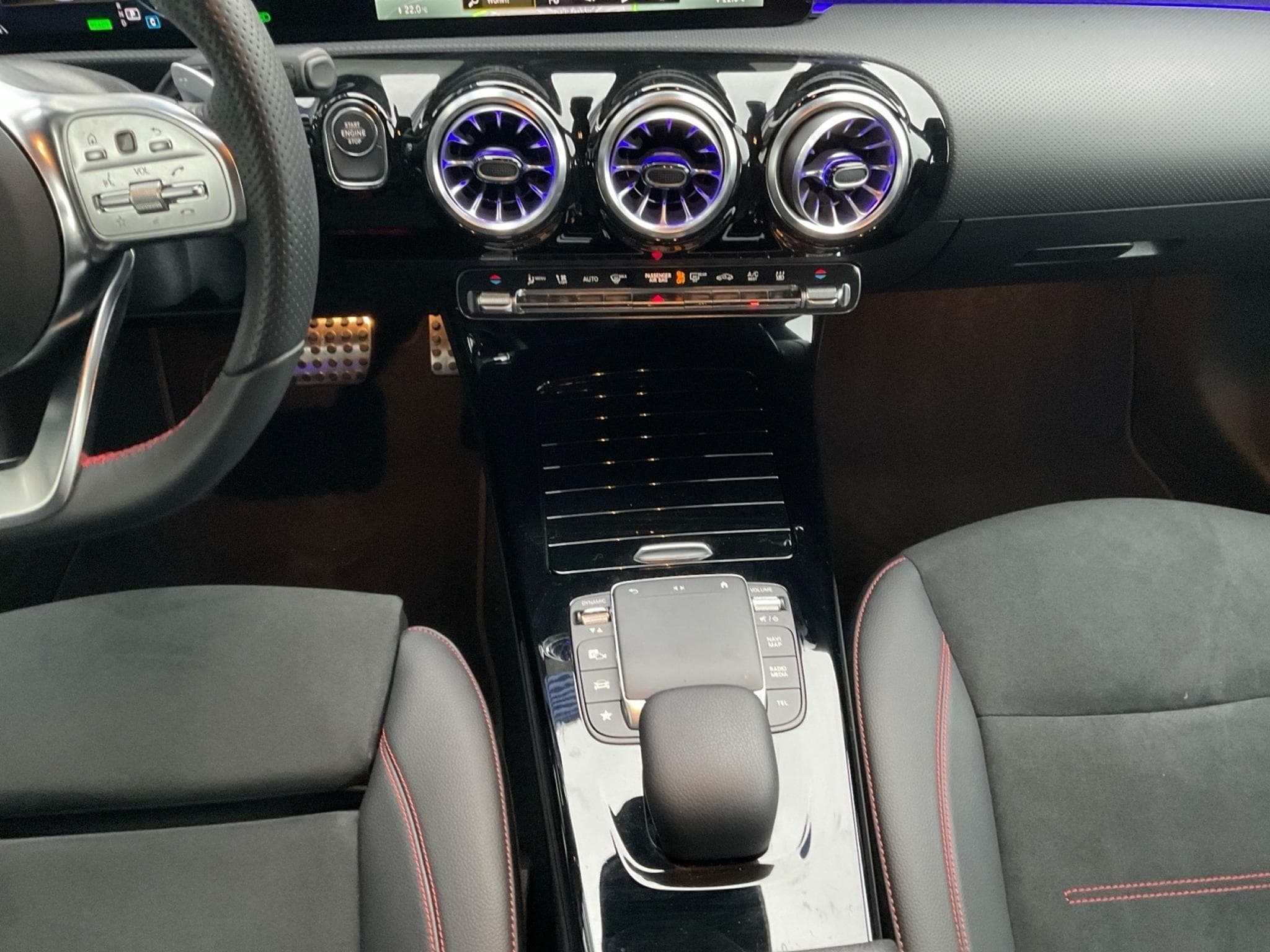 Mercedes A 250 e AMG Line e PlugIn Hybrid Pano 360 Kamera (2023) - Photo 10