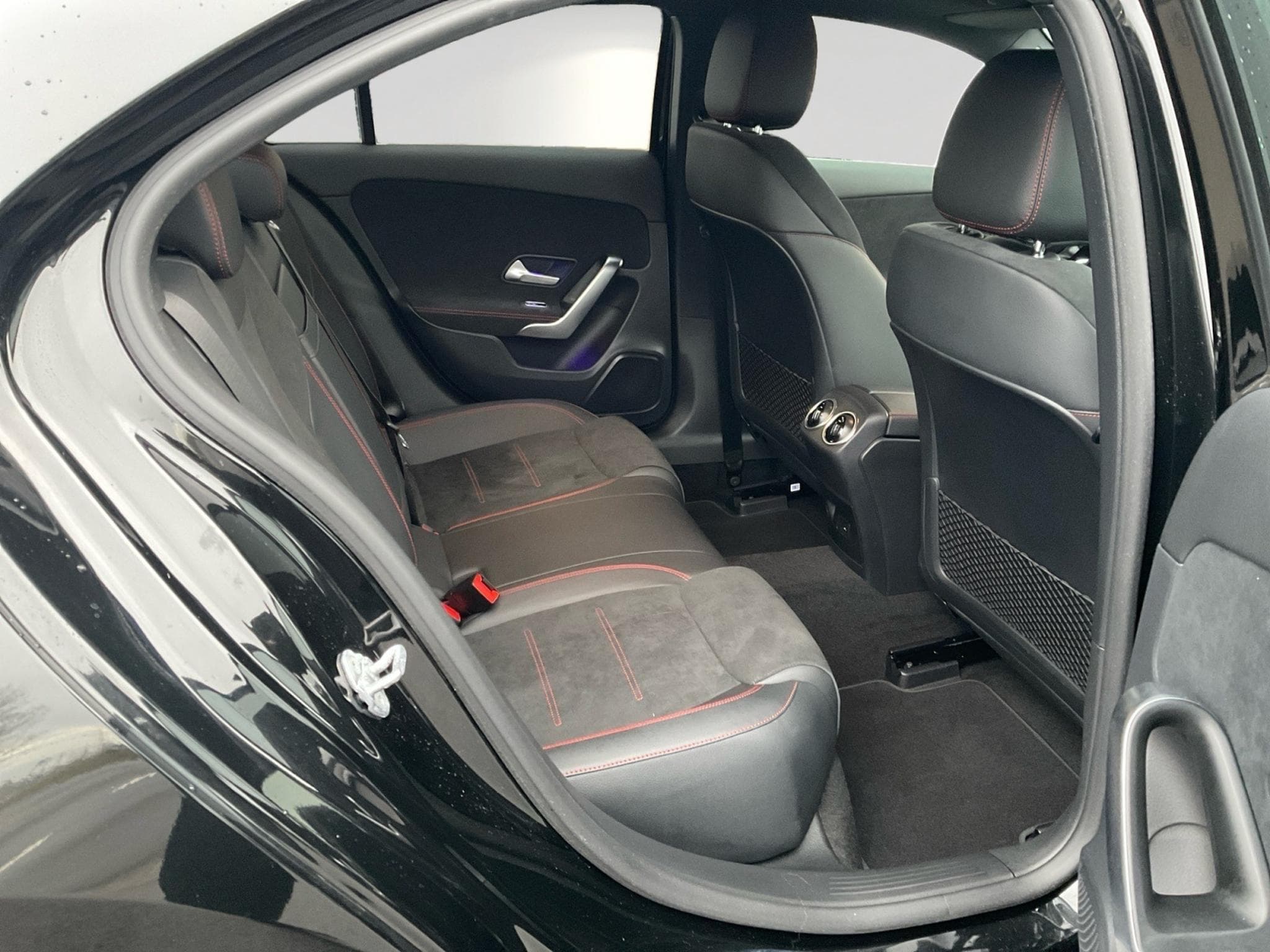 Mercedes A 250 e AMG Line e PlugIn Hybrid Pano 360 Kamera (2023) - Photo 7