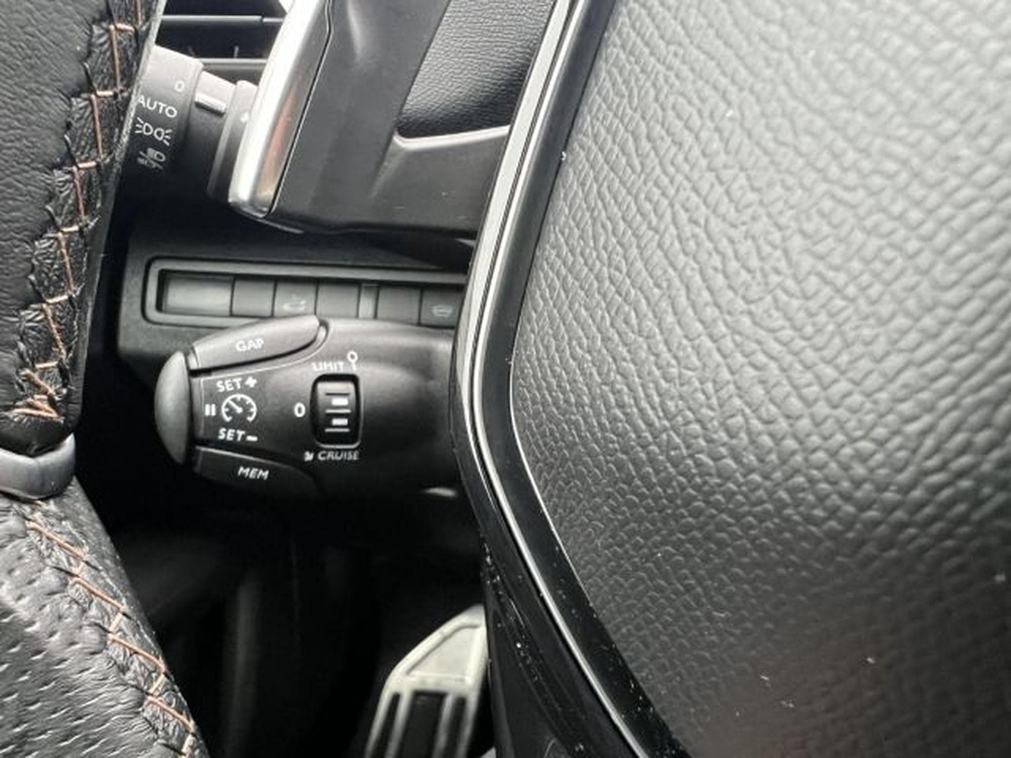 Peugeot 3008 3008 GT-Line, ESP,NAVI,LED,LEDER,SHZ,AHK,PANO (2019) - Foto 12