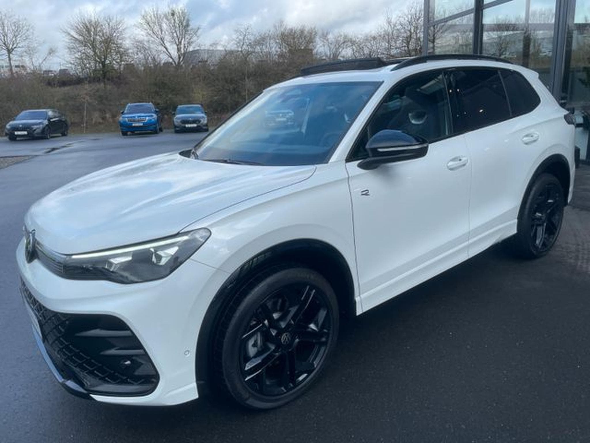 VW Tiguan Tiguan 2.0TSI 4Motion R-Line Pano AHK 360 HUD IQ (2024) - Photo 1