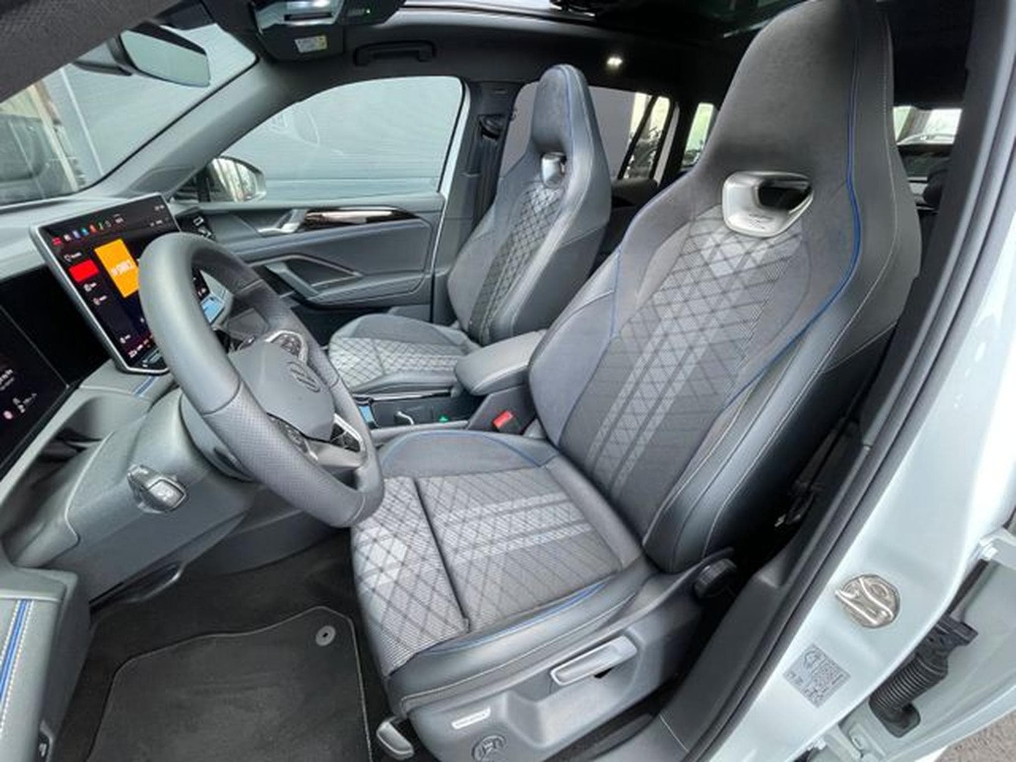 VW Tiguan Tiguan 2.0TSI 4Motion R-Line Pano AHK 360 HUD IQ (2024) - Photo 11