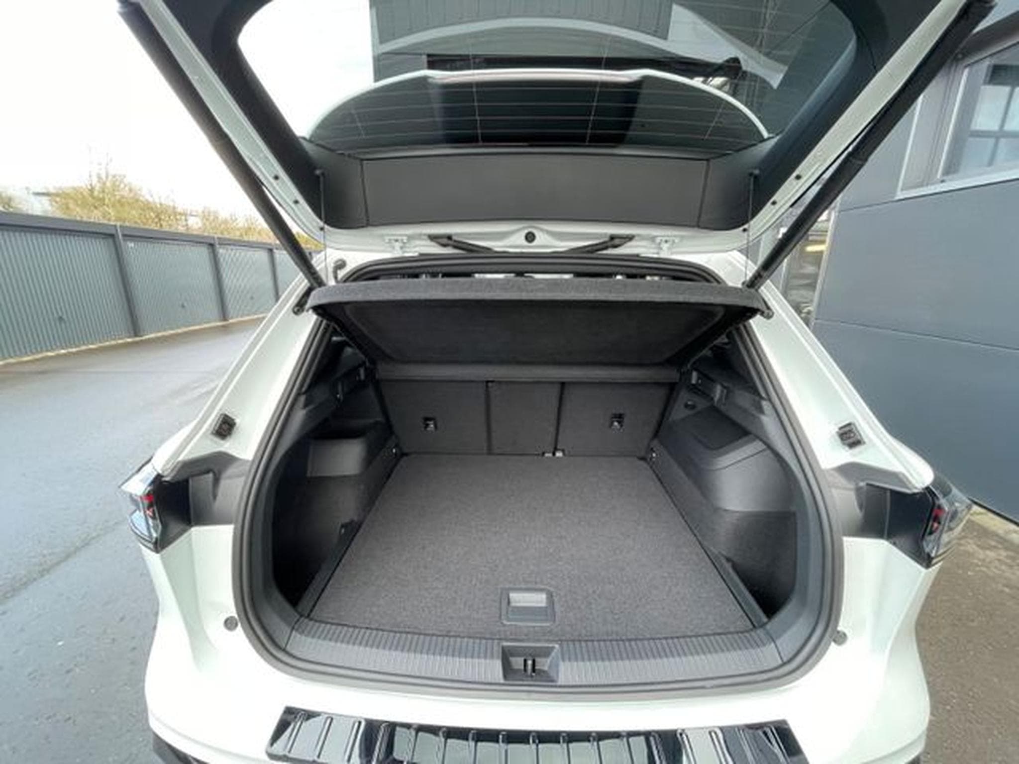 VW Tiguan Tiguan 2.0TSI 4Motion R-Line Pano AHK 360 HUD IQ (2024) - Photo 13