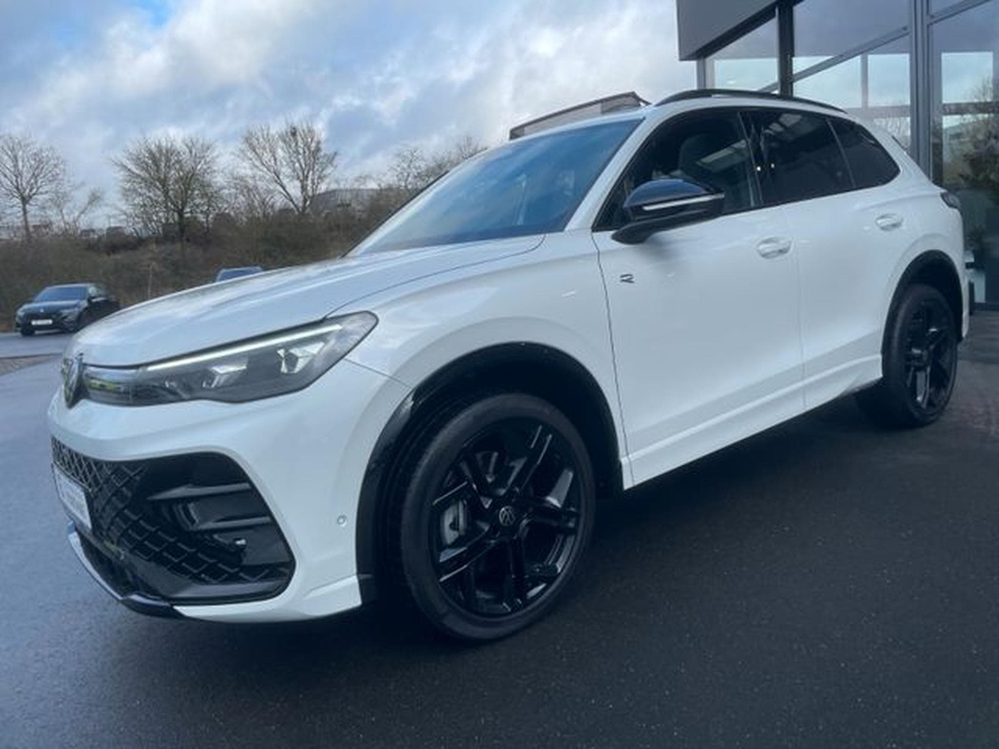 VW Tiguan Tiguan 2.0TSI 4Motion R-Line Pano AHK 360 HUD IQ (2024) - Photo 2