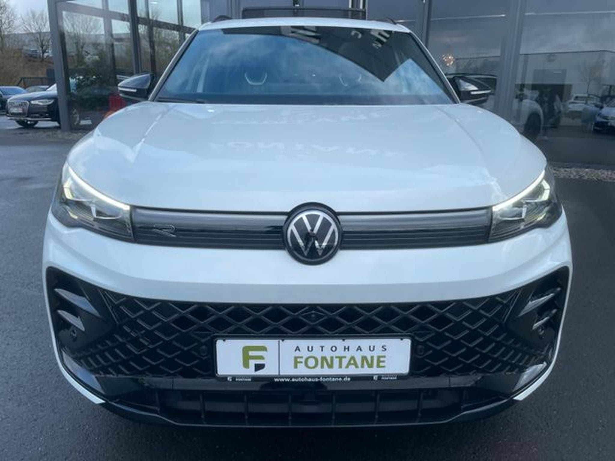 VW Tiguan Tiguan 2.0TSI 4Motion R-Line Pano AHK 360 HUD IQ (2024) - Photo 4