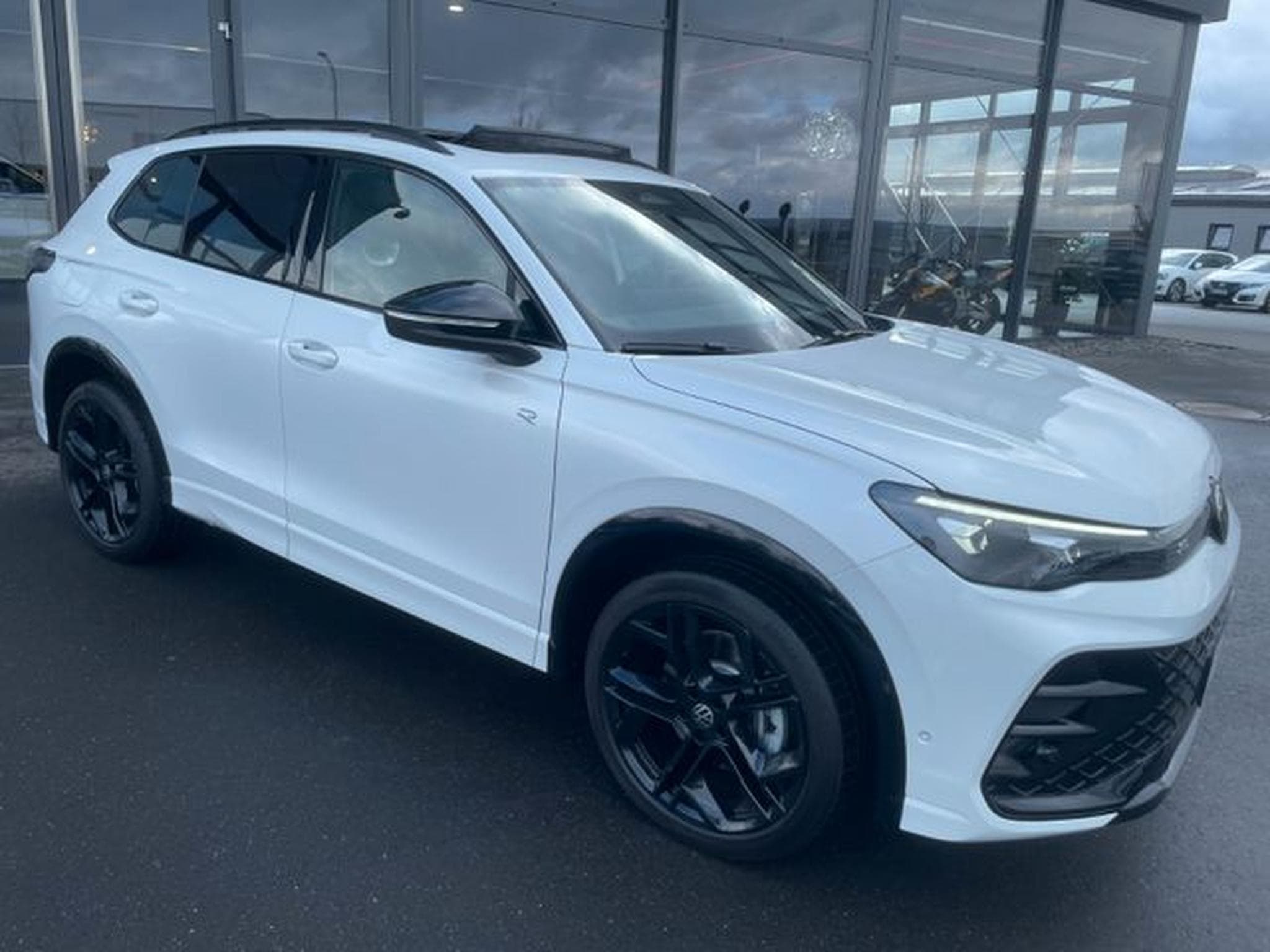 VW Tiguan Tiguan 2.0TSI 4Motion R-Line Pano AHK 360 HUD IQ (2024) - Photo 5