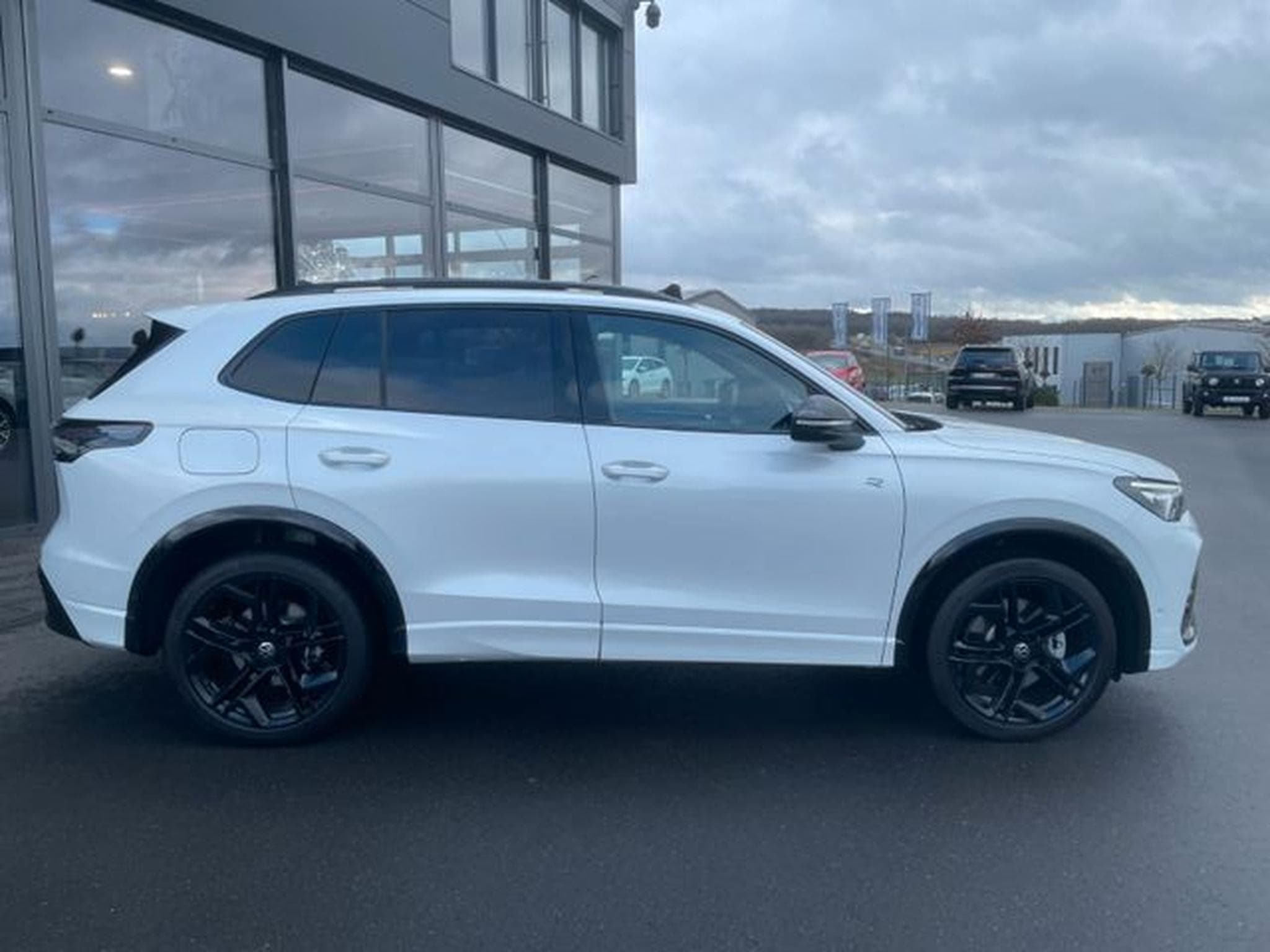 VW Tiguan Tiguan 2.0TSI 4Motion R-Line Pano AHK 360 HUD IQ (2024) - Photo 6