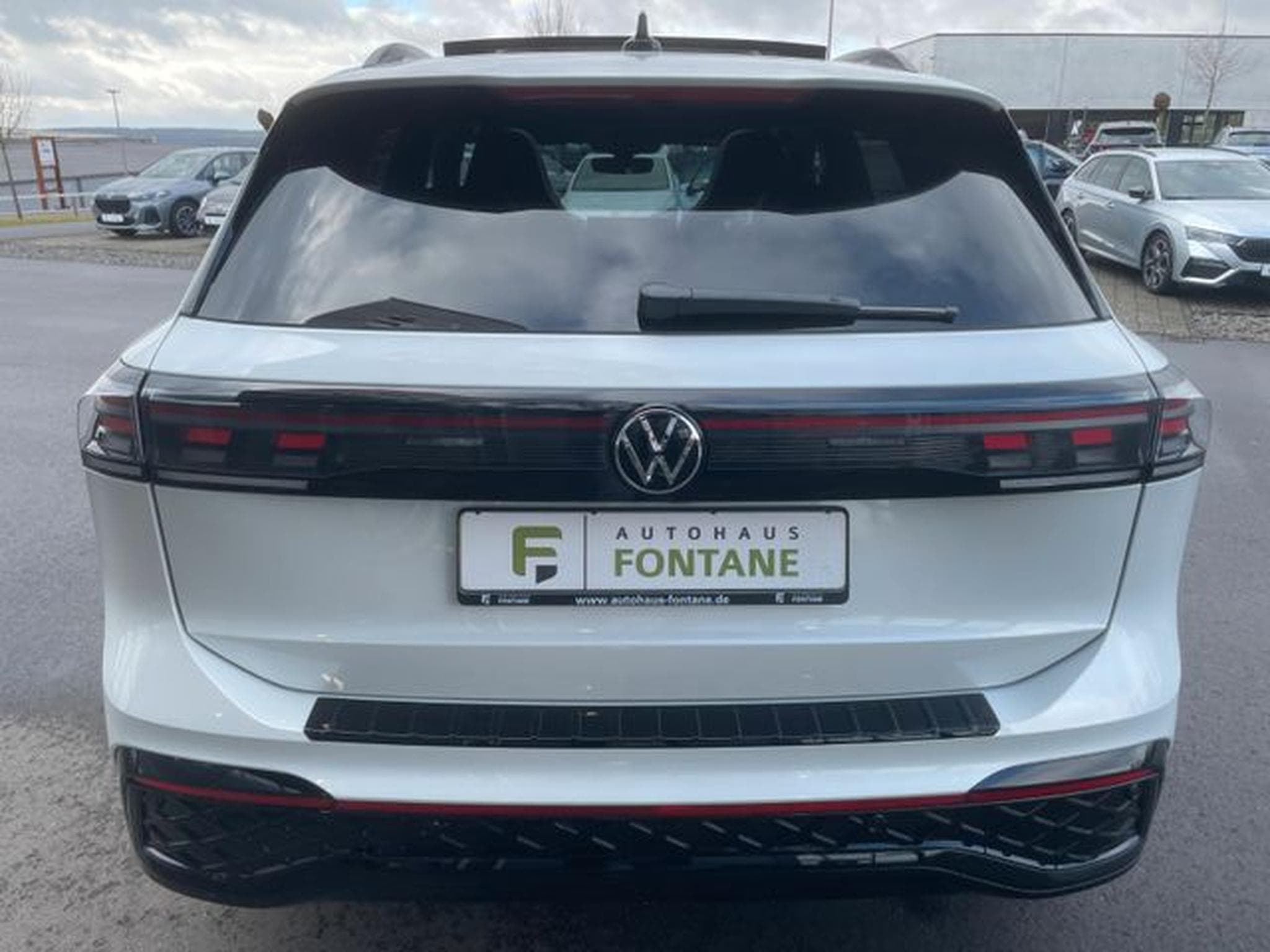 VW Tiguan Tiguan 2.0TSI 4Motion R-Line Pano AHK 360 HUD IQ (2024) - Photo 8