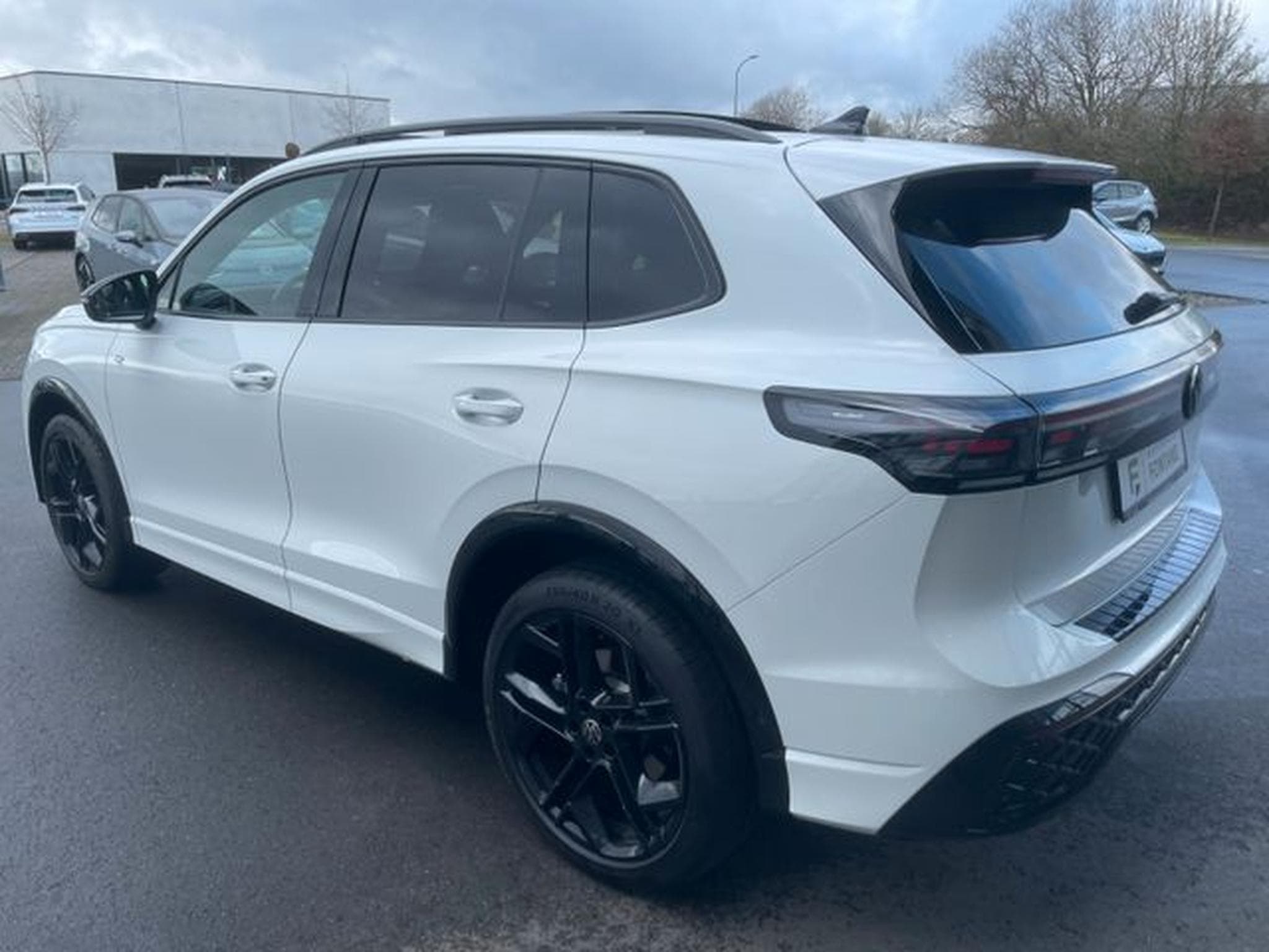 VW Tiguan Tiguan 2.0TSI 4Motion R-Line Pano AHK 360 HUD IQ (2024) - Photo 9