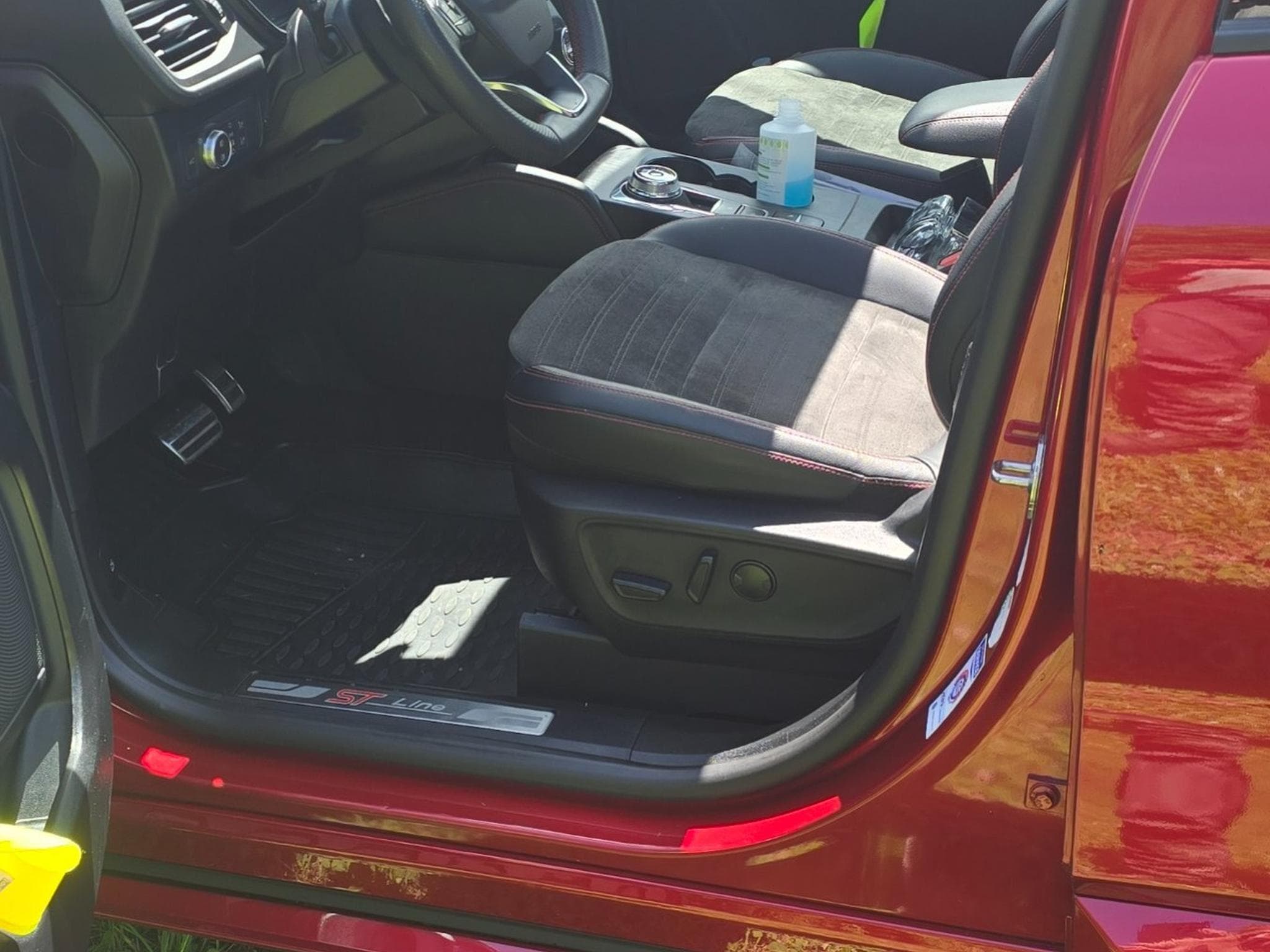 Ford Kuga ST-LINE (2022) - Photo 3