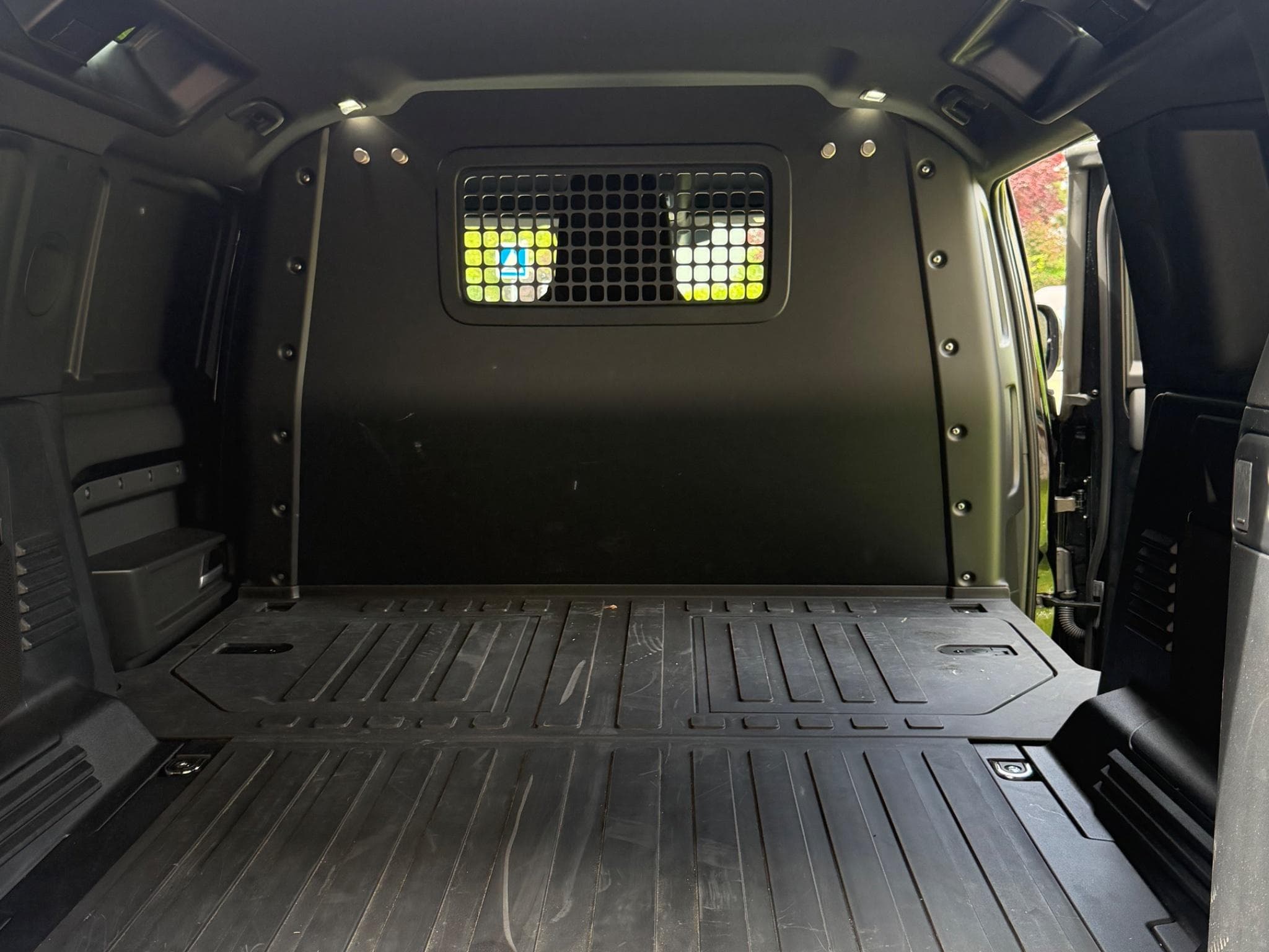 Land-Rover Defender Utilitaire (2025) - Photo 2