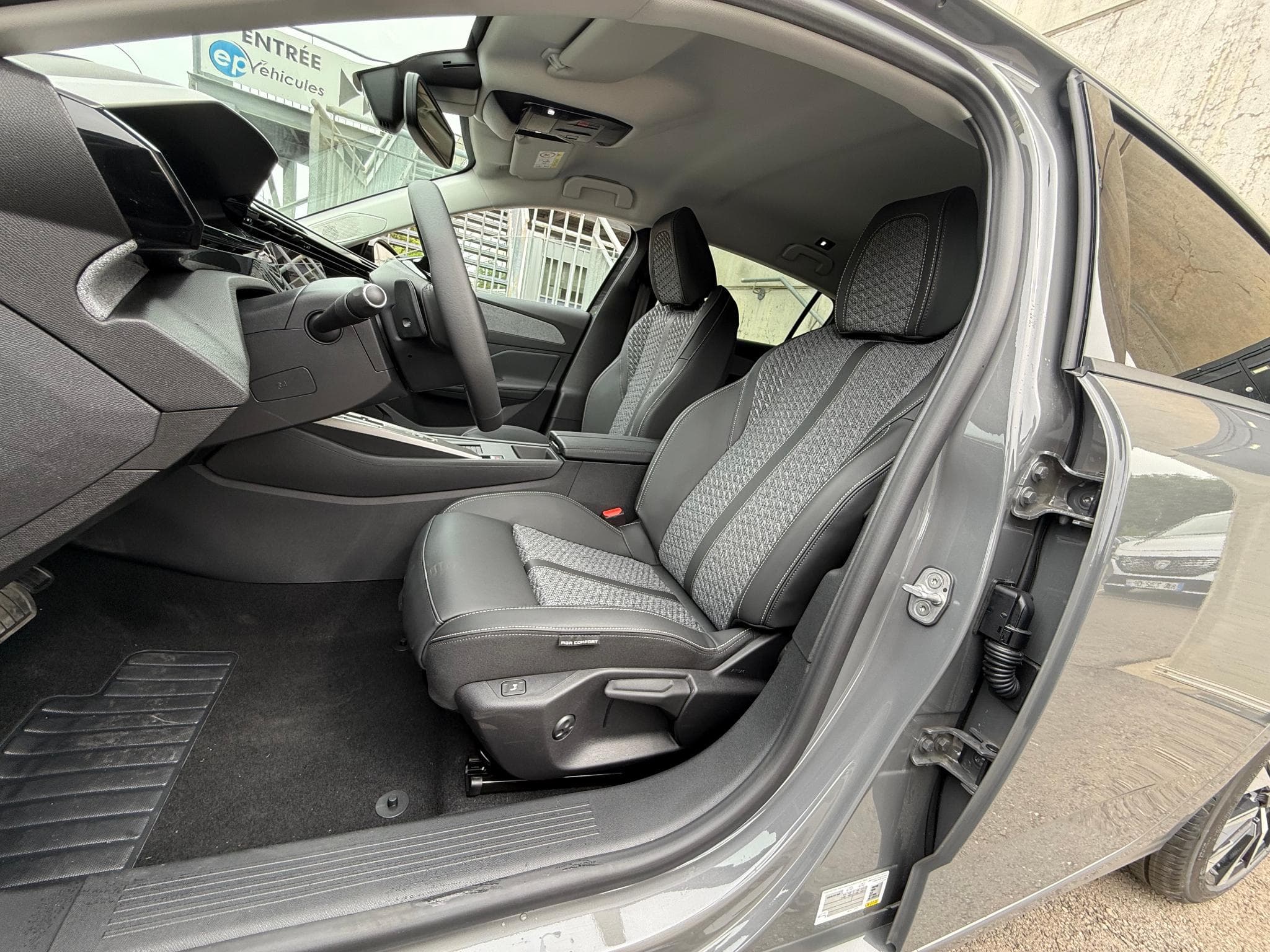 Peugeot 308 1.5 B-HDI 130 EAT8 ALLURE (2026) - Photo 5