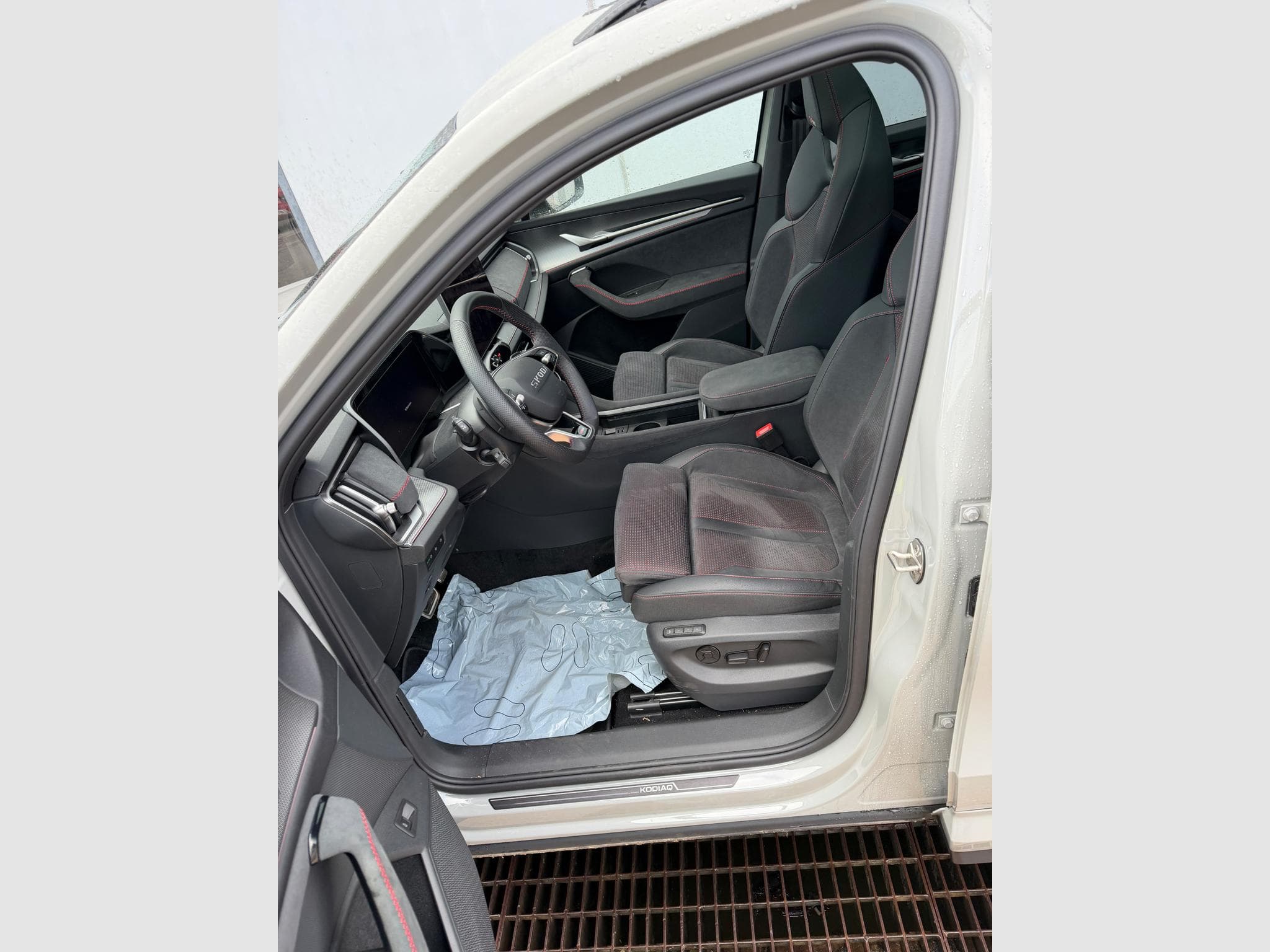 Skoda Kodiaq RS 2.0 TSI 195kW 4x4 (2025) - Photo 6