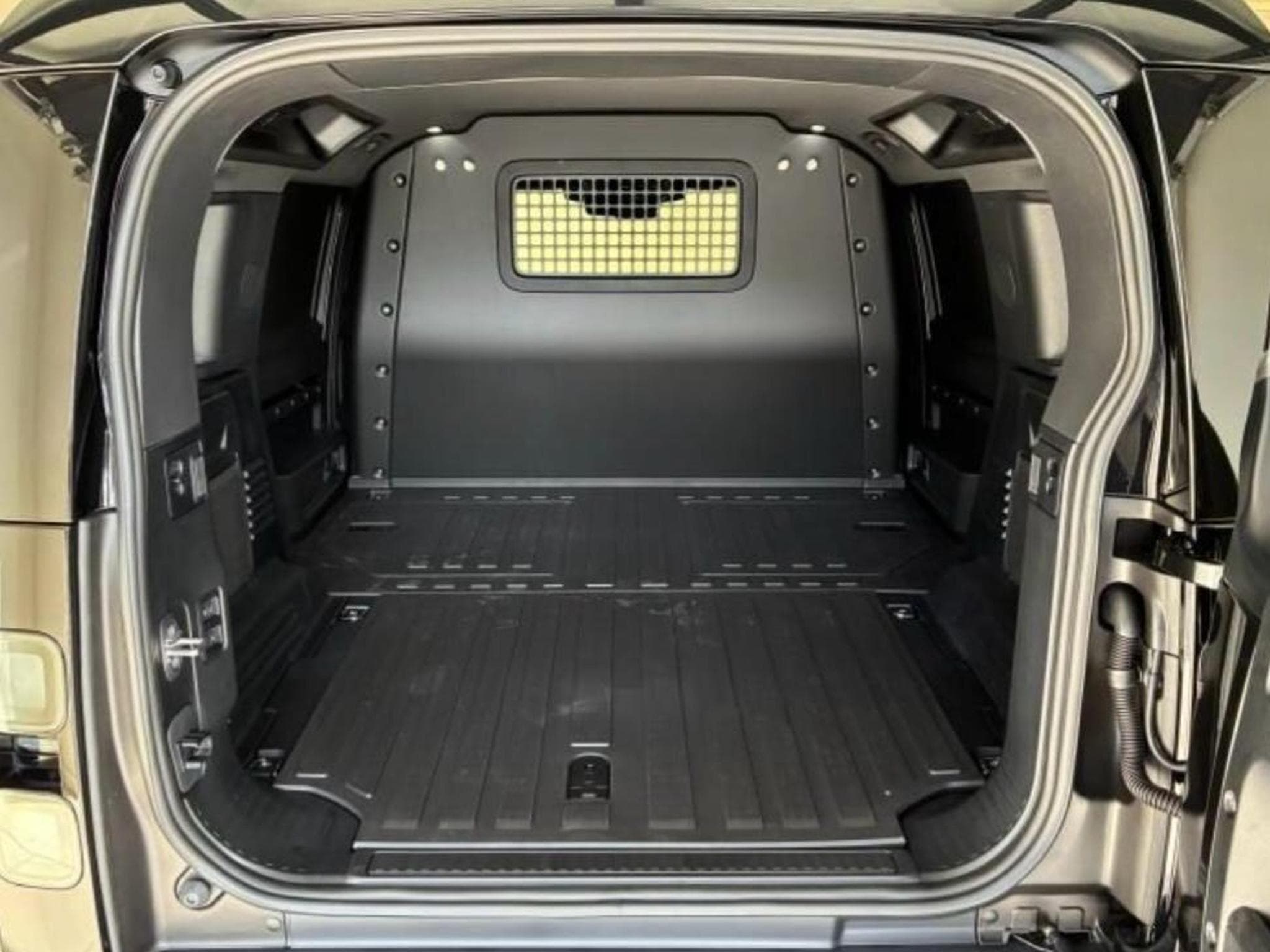 Land-Rover Defender 110 D250 HardTop X-Dynamic SE UTILITAIRE (2025) - Photo 7