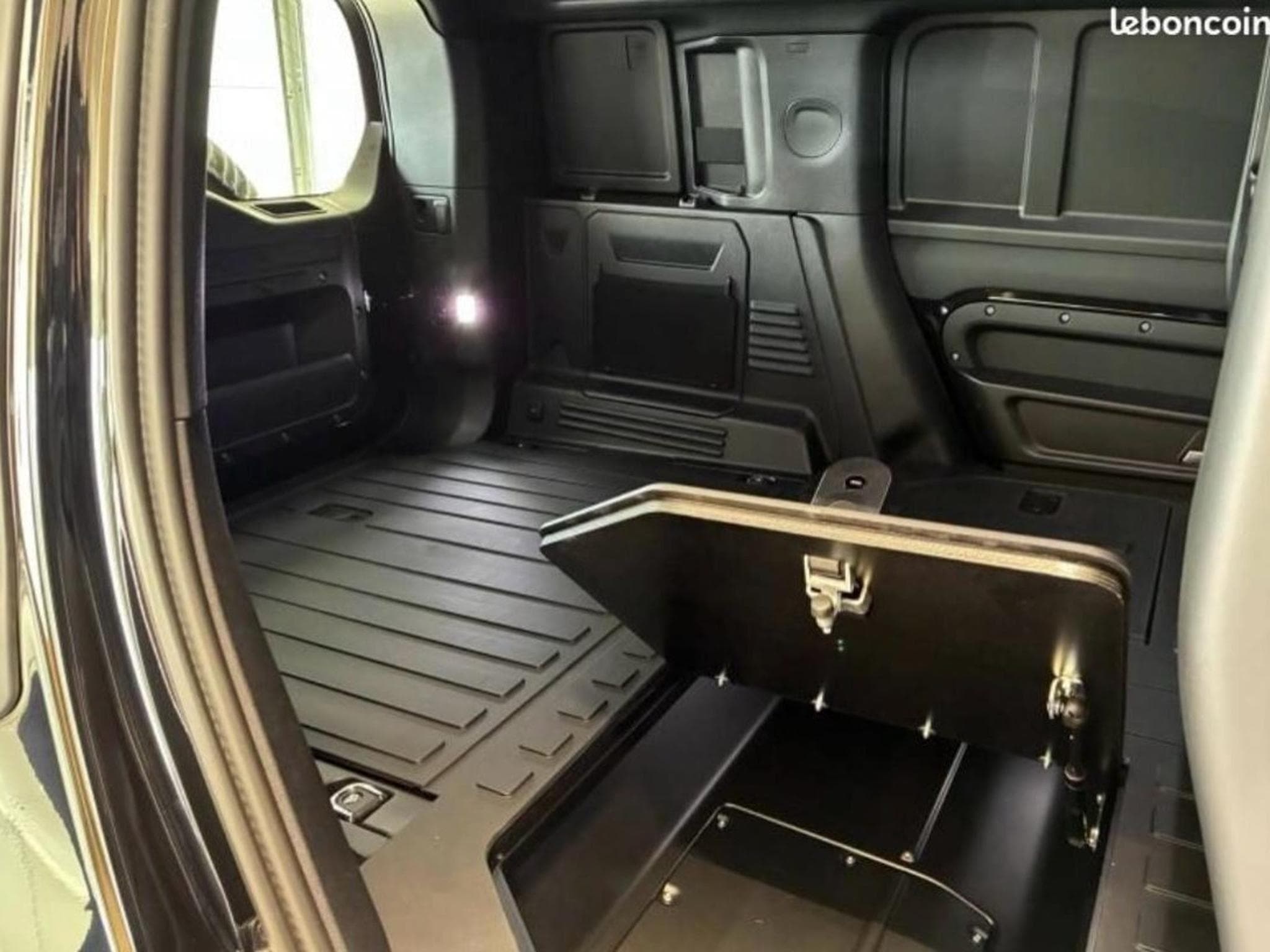 Land-Rover Defender 110 D250 HardTop X-Dynamic SE UTILITAIRE (2025) - Photo 8