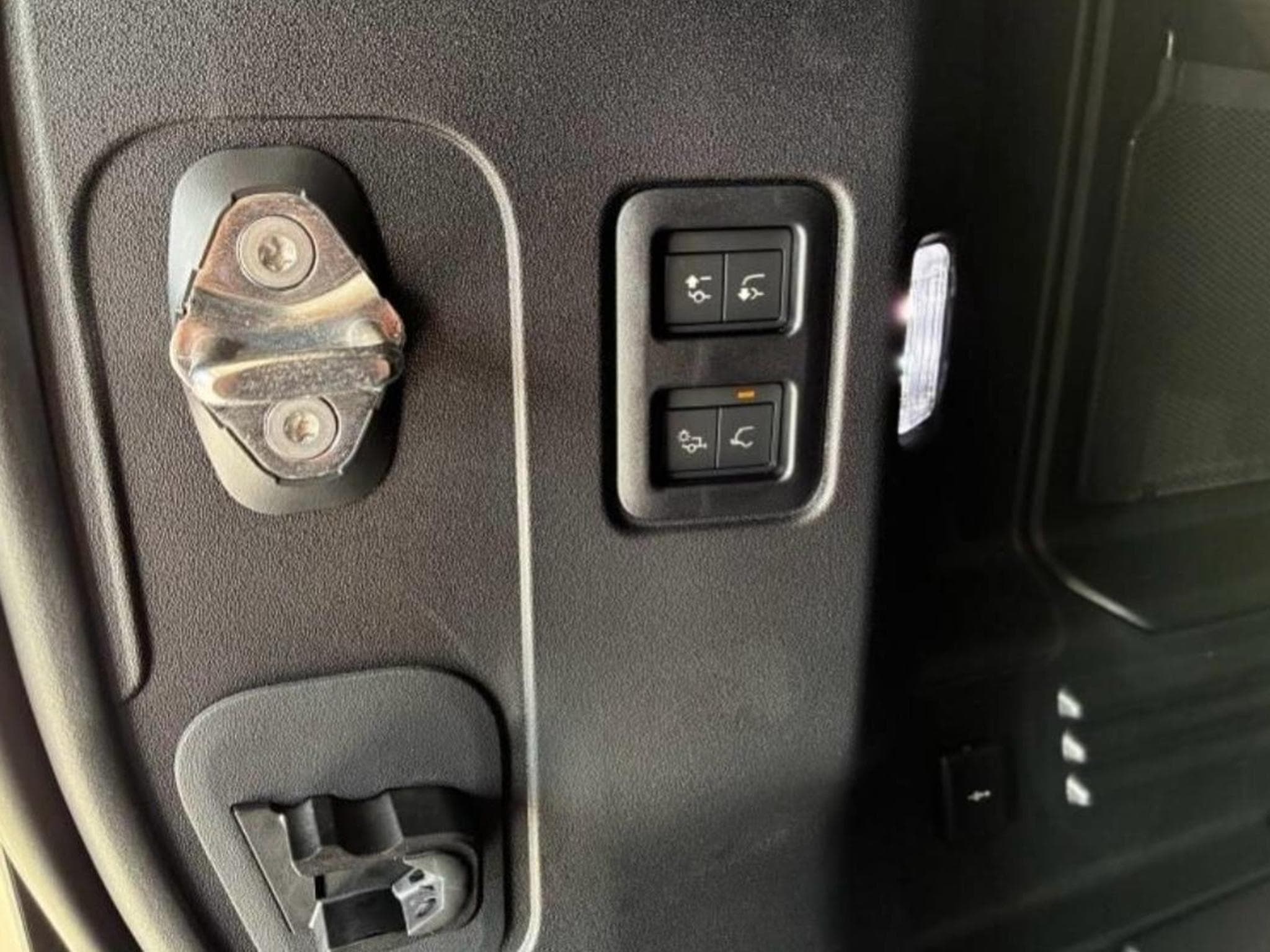 Land-Rover Defender 110 D250 HardTop X-Dynamic SE UTILITAIRE (2025) - Photo 9