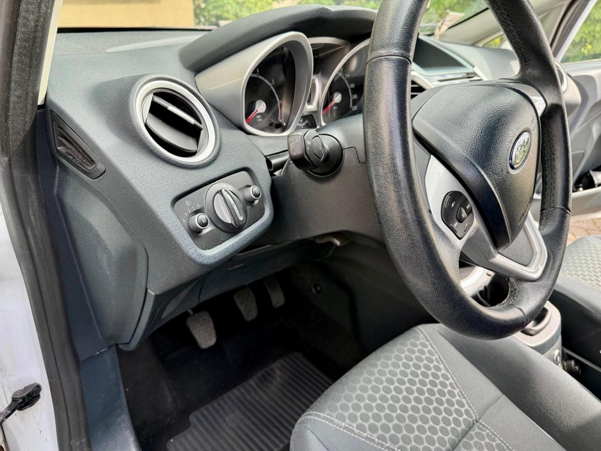 Ford Fiesta ESSENCE + LPG (2012) - Photo 3