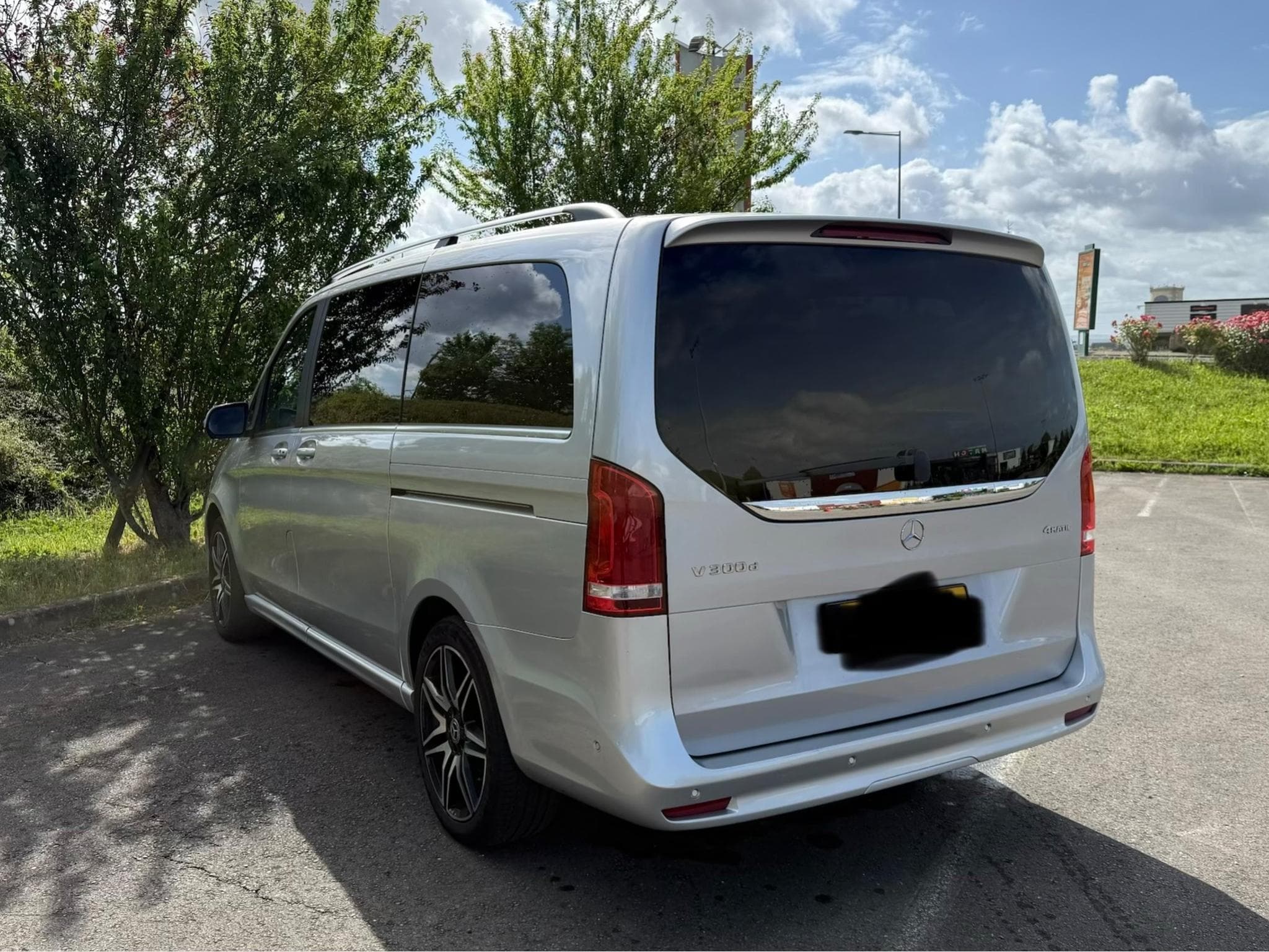 Mercedes V 300 Class V AMG Line (2021) - Photo 2