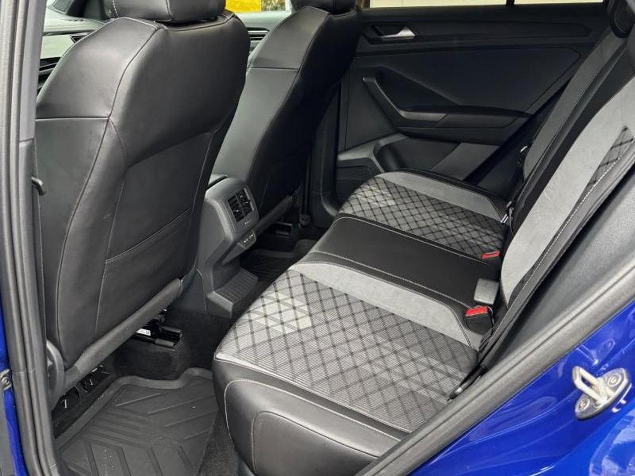 VW T-Roc R-Line 4 Motion (2023) - Photo 8