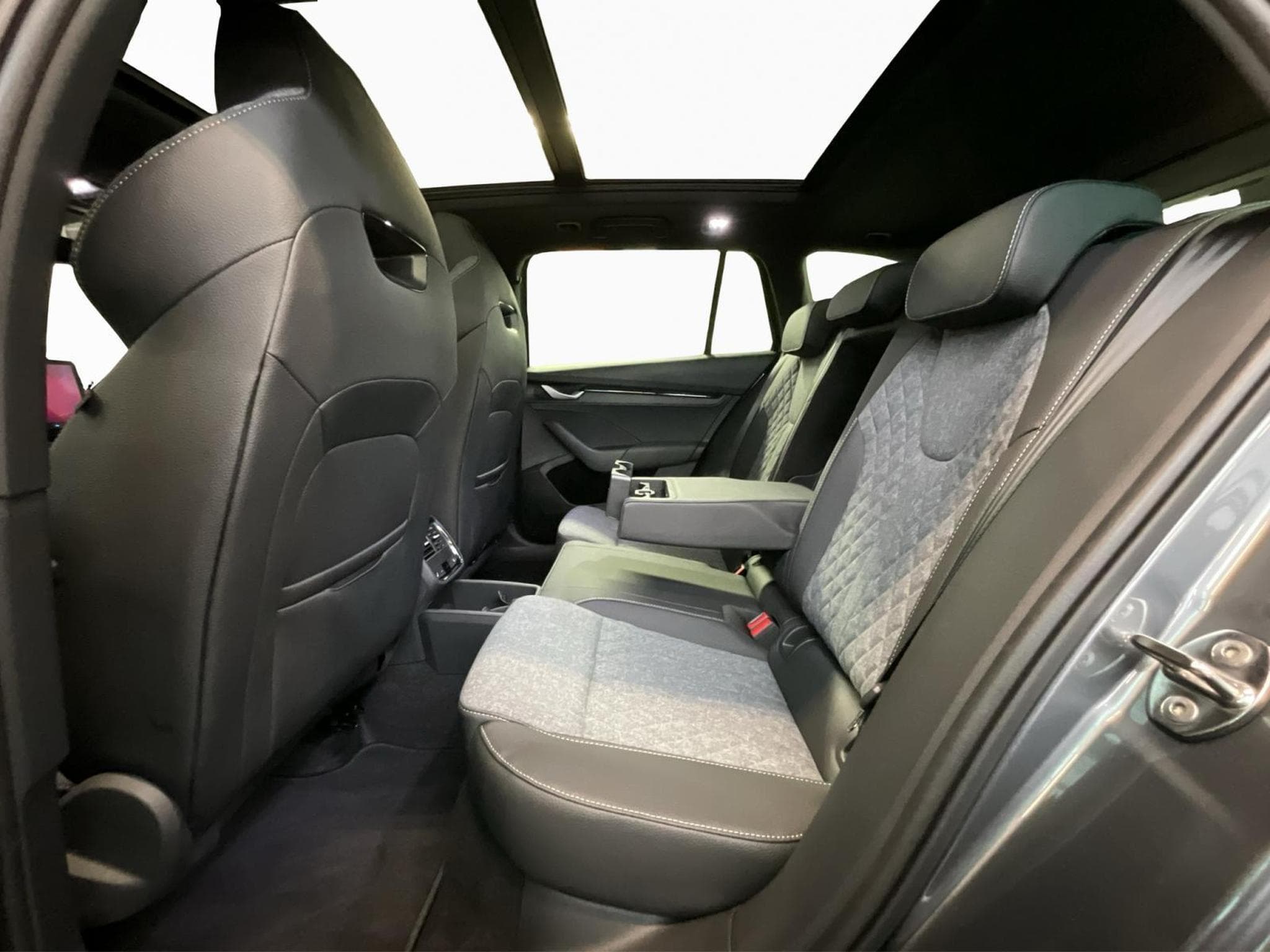 Skoda Octavia Combi+Sportline+DSG+Pano+AHK (2025) - Photo 16