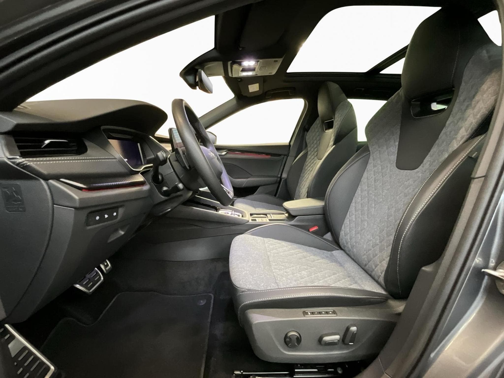 Skoda Octavia Combi+Sportline+DSG+Pano+AHK (2025) - Photo 9