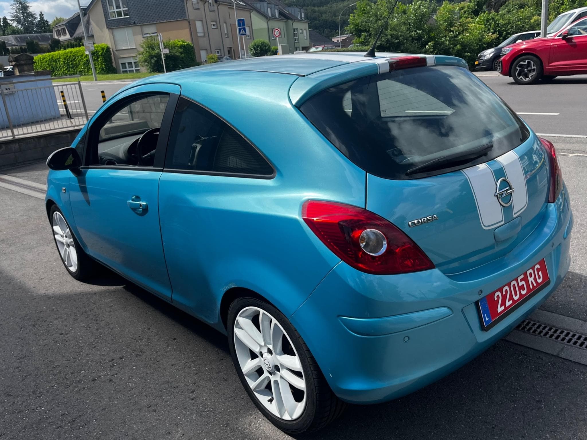 Opel Corsa 1.2 essence 86 sport (2011) - Photo 2