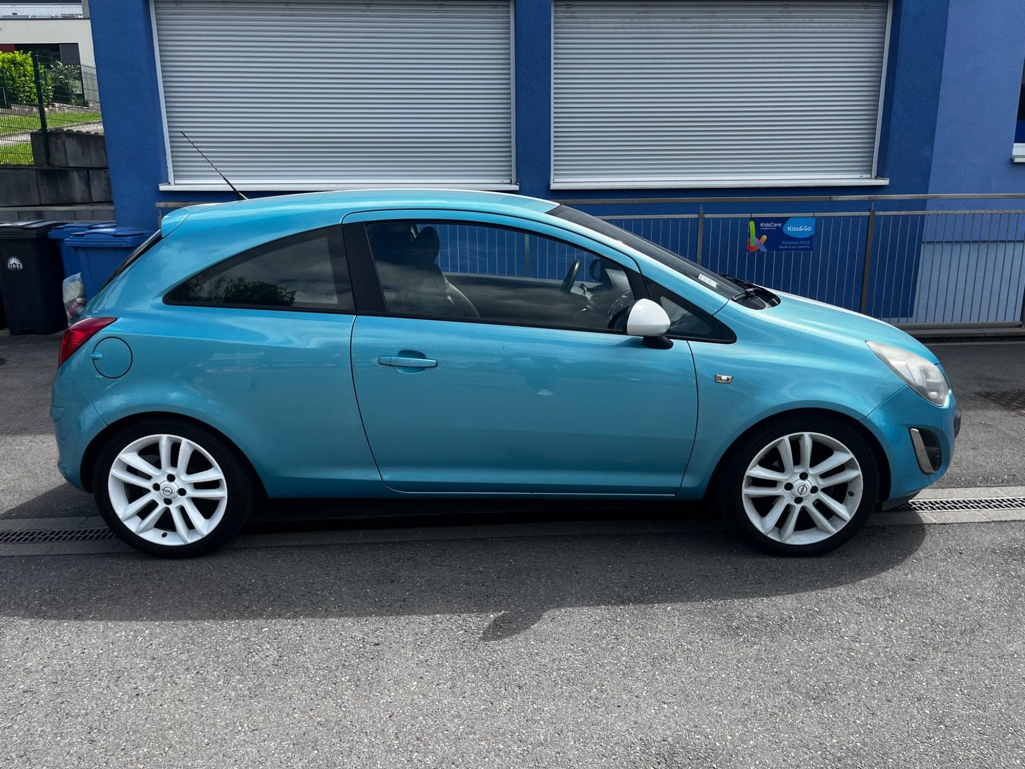 Opel Corsa 1.2 essence 86 sport (2011) - Photo 3