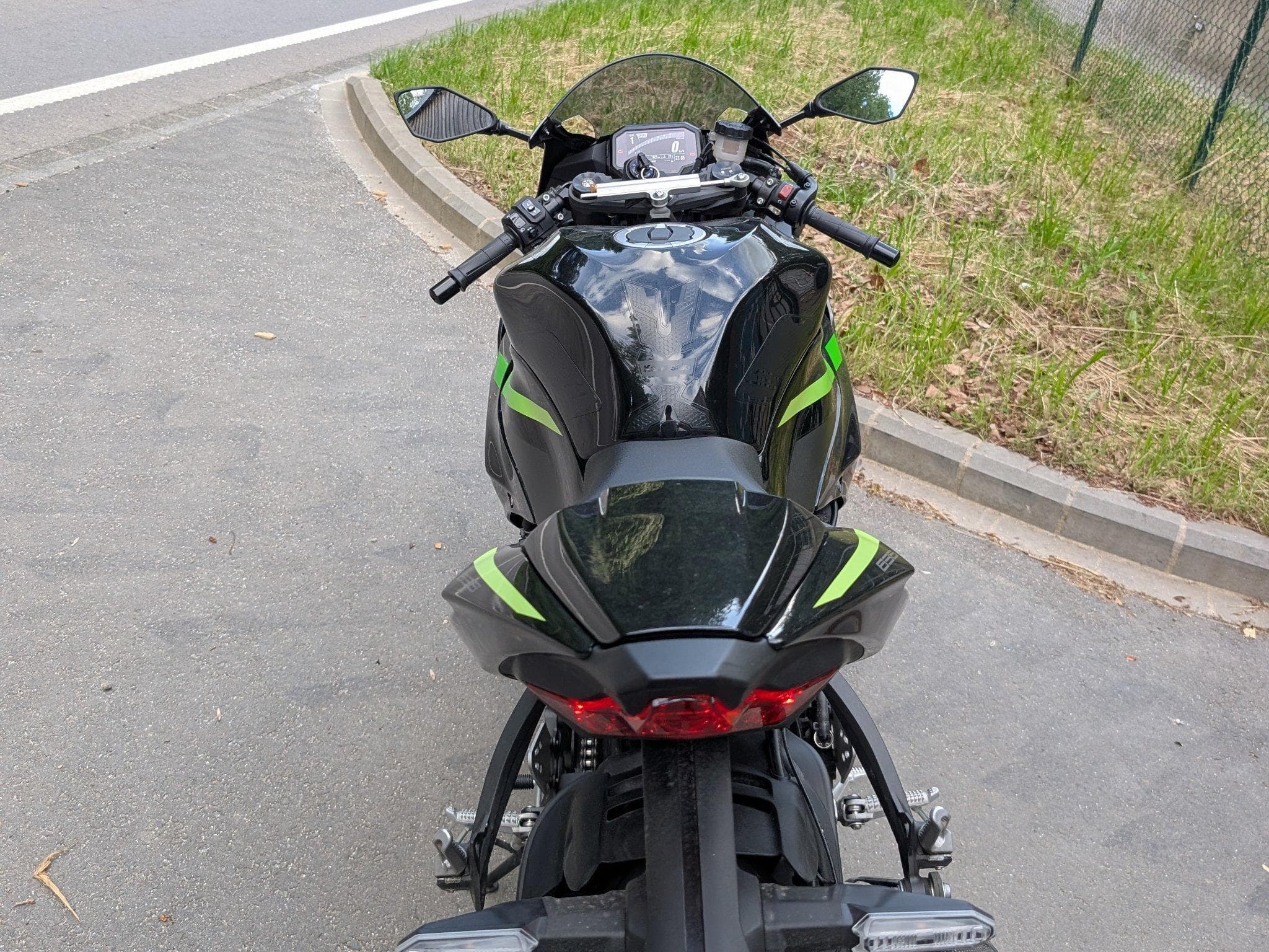 Kawasaki ZX6R Performance Edition (2025) - Foto 10