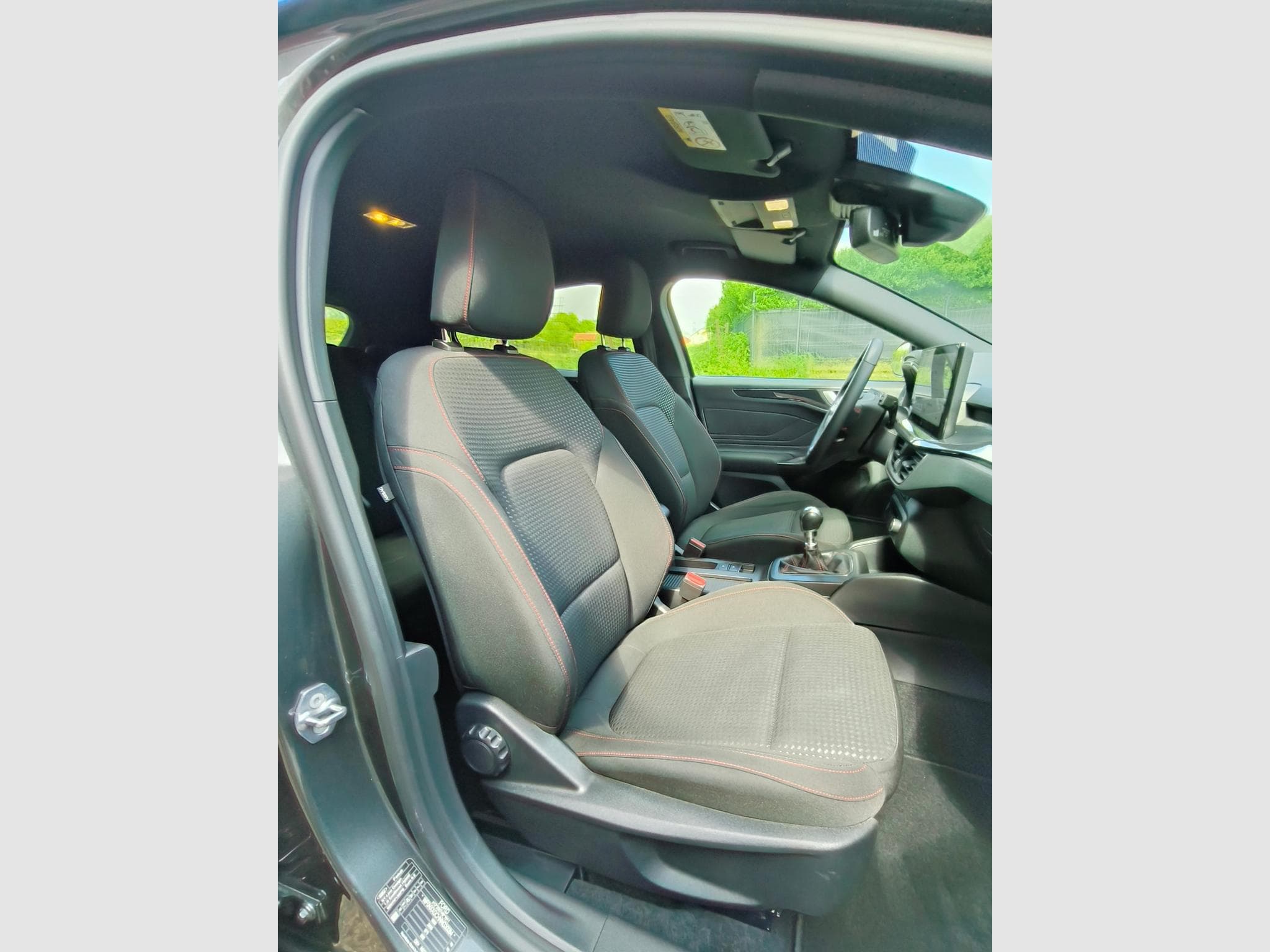 Ford Focus 1.0 Hybride MHEV 125 cv ST LIne Design (2023) - Foto 9